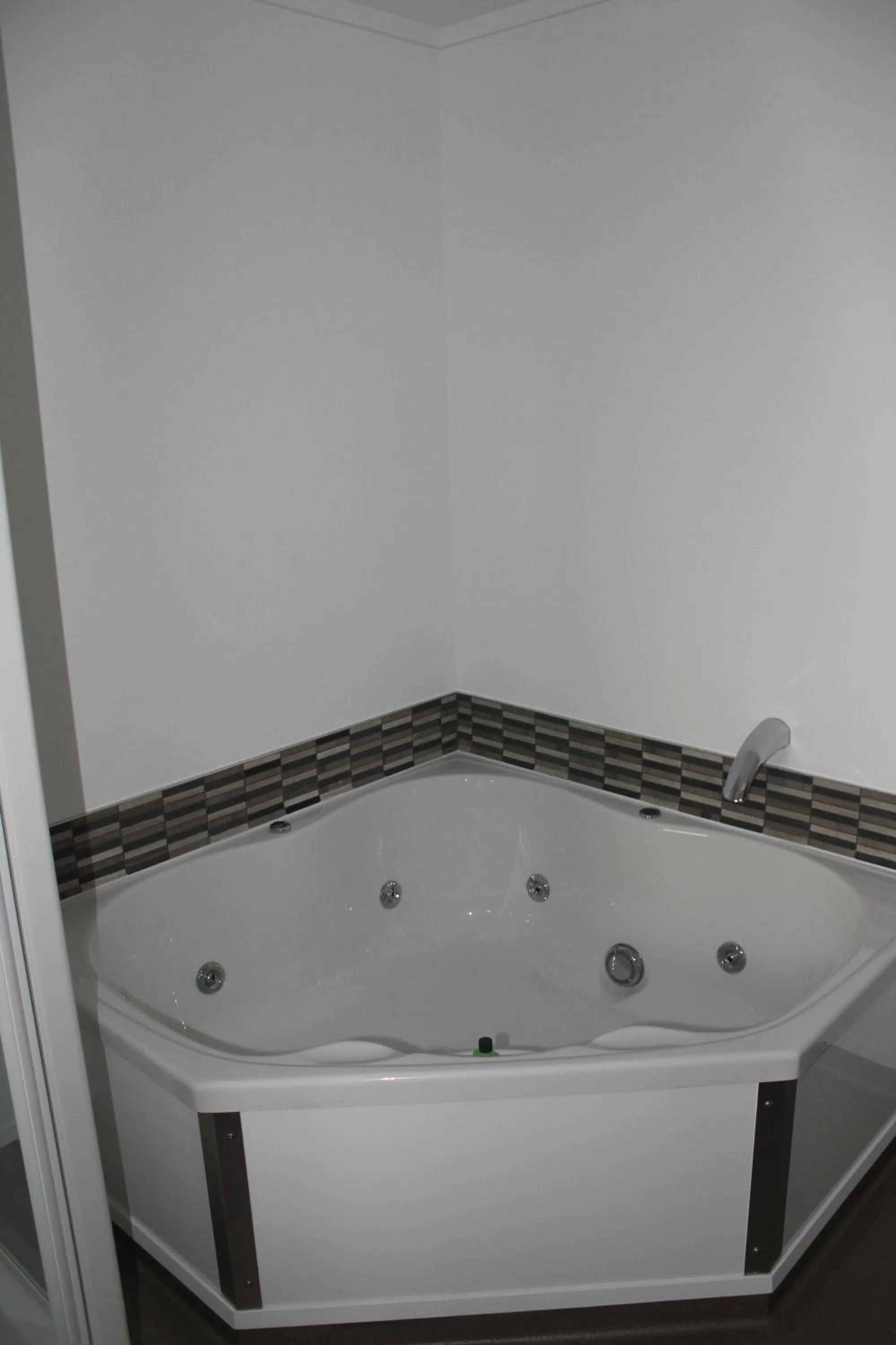 Bathroom in Edgewater Motor Lodge