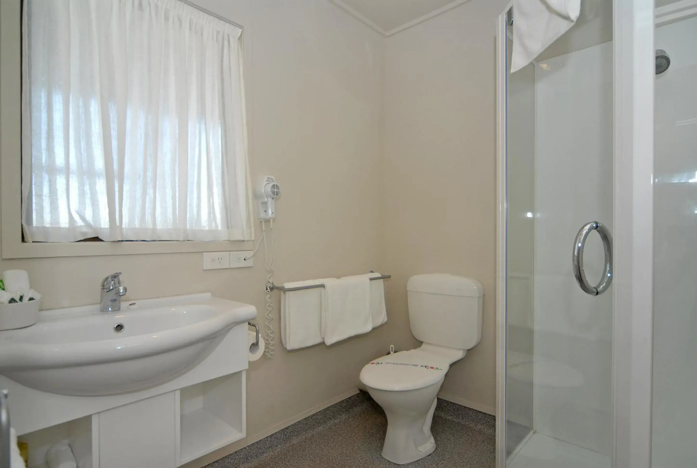 Two-Bedroom Apartment - Upper Floor in Edgewater Motor Lodge Two-Bedroom Apartment - Upper Floor in Edgewater Motor Lodge