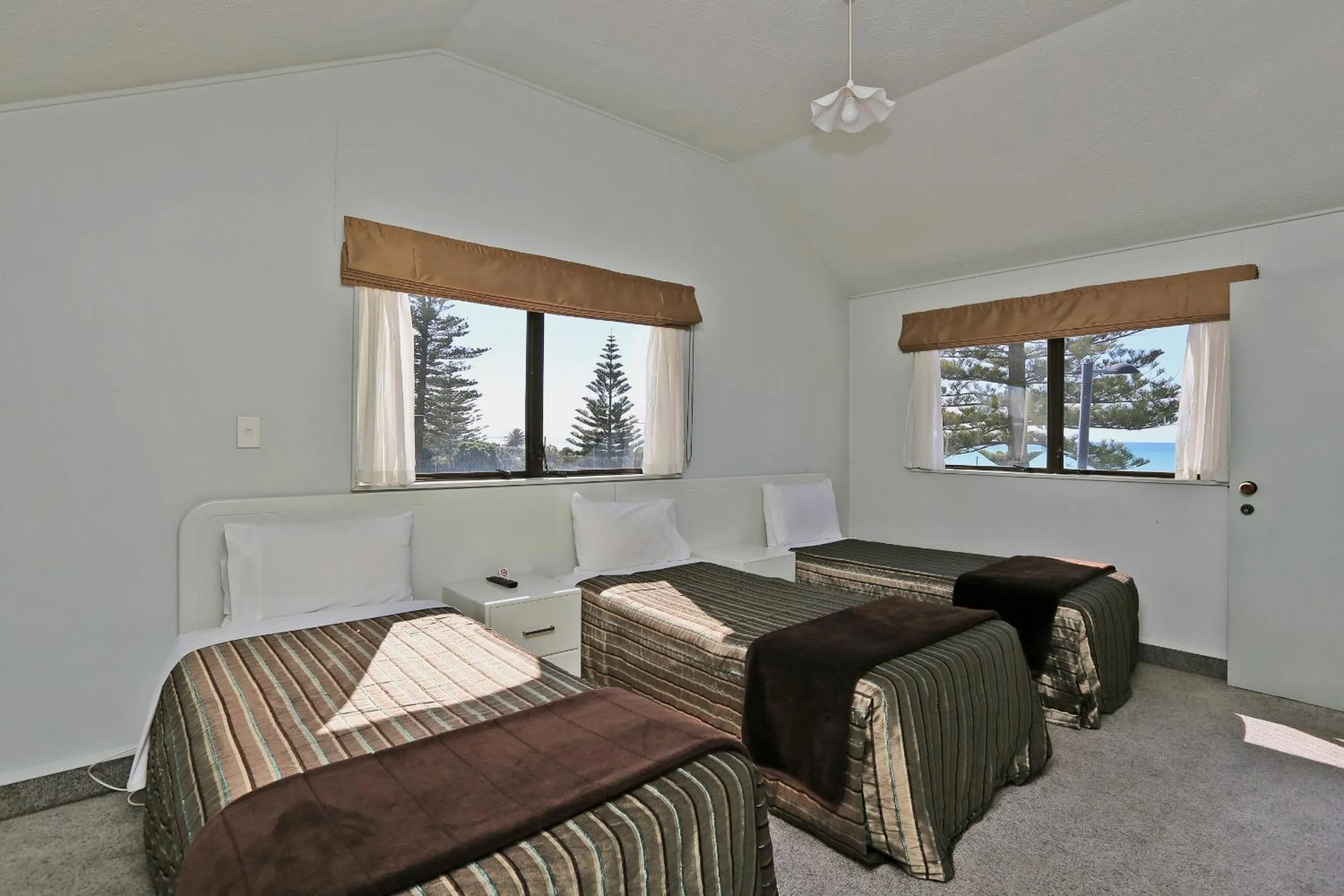 Bedroom, Bed in Edgewater Motor Lodge