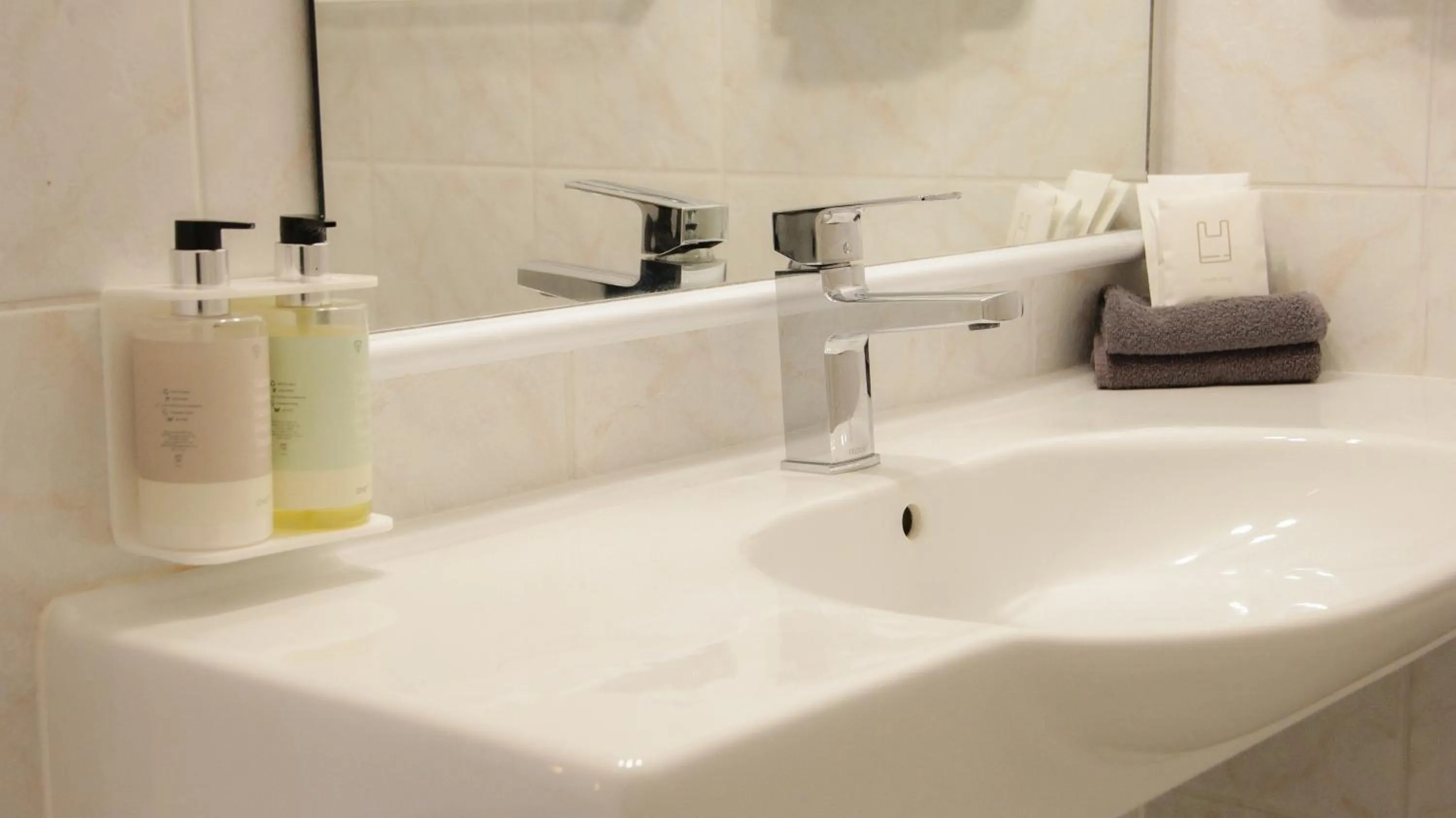 Bathroom in Anchorage Motor Lodge