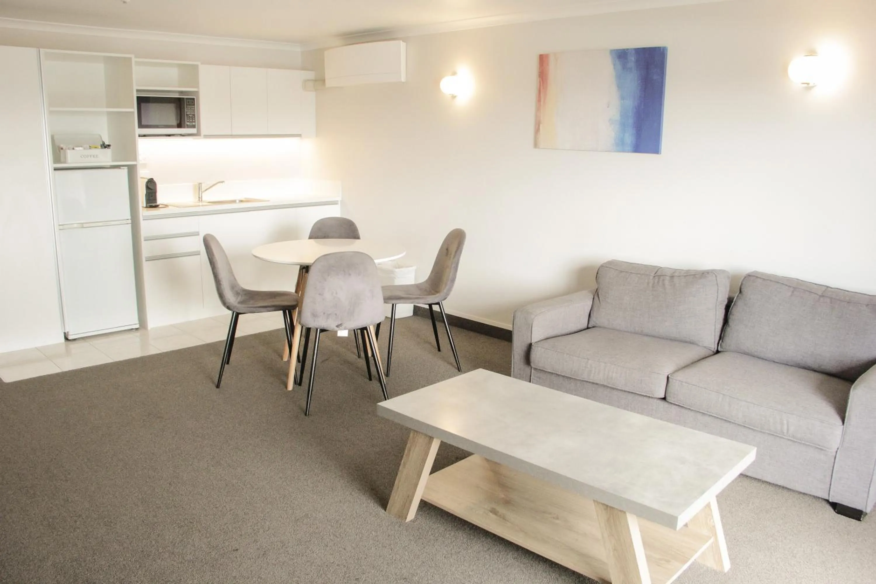 Living room in Anchorage Motor Lodge