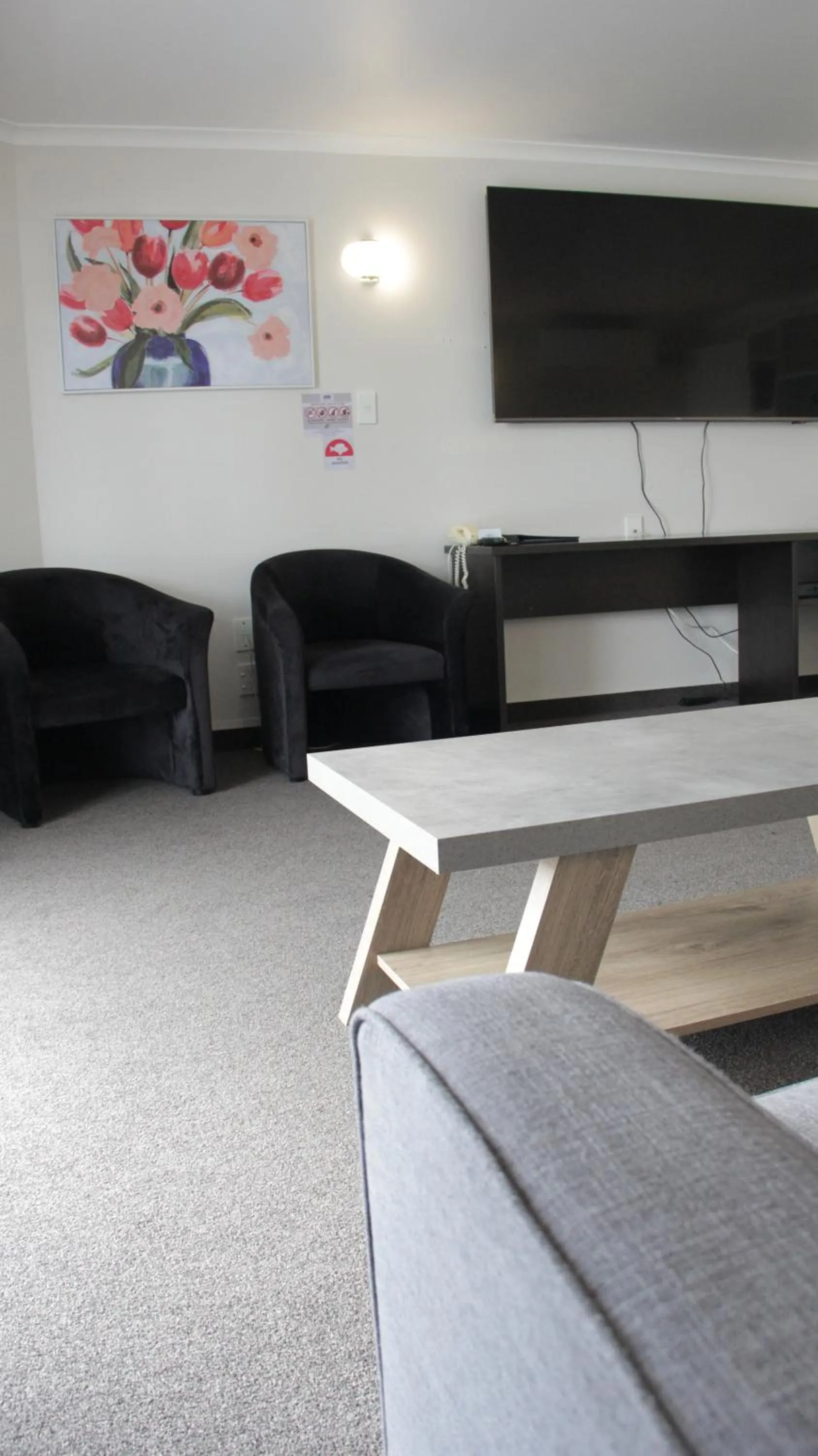 Living room in Anchorage Motor Lodge