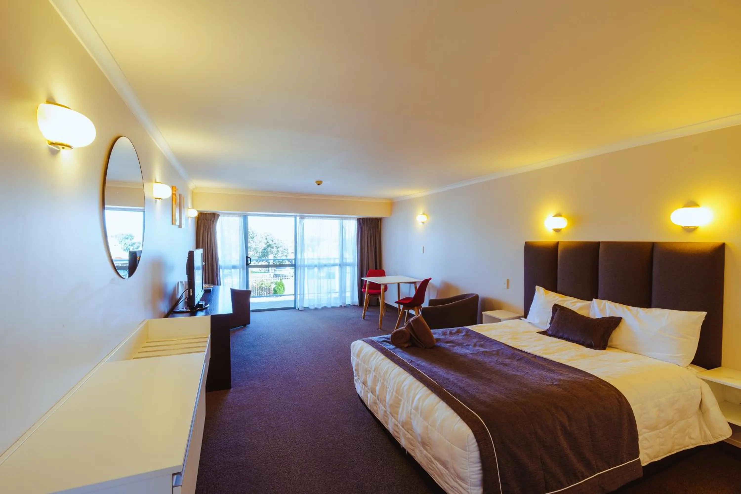 Photo of the whole room, Bed in Anchorage Motor Lodge