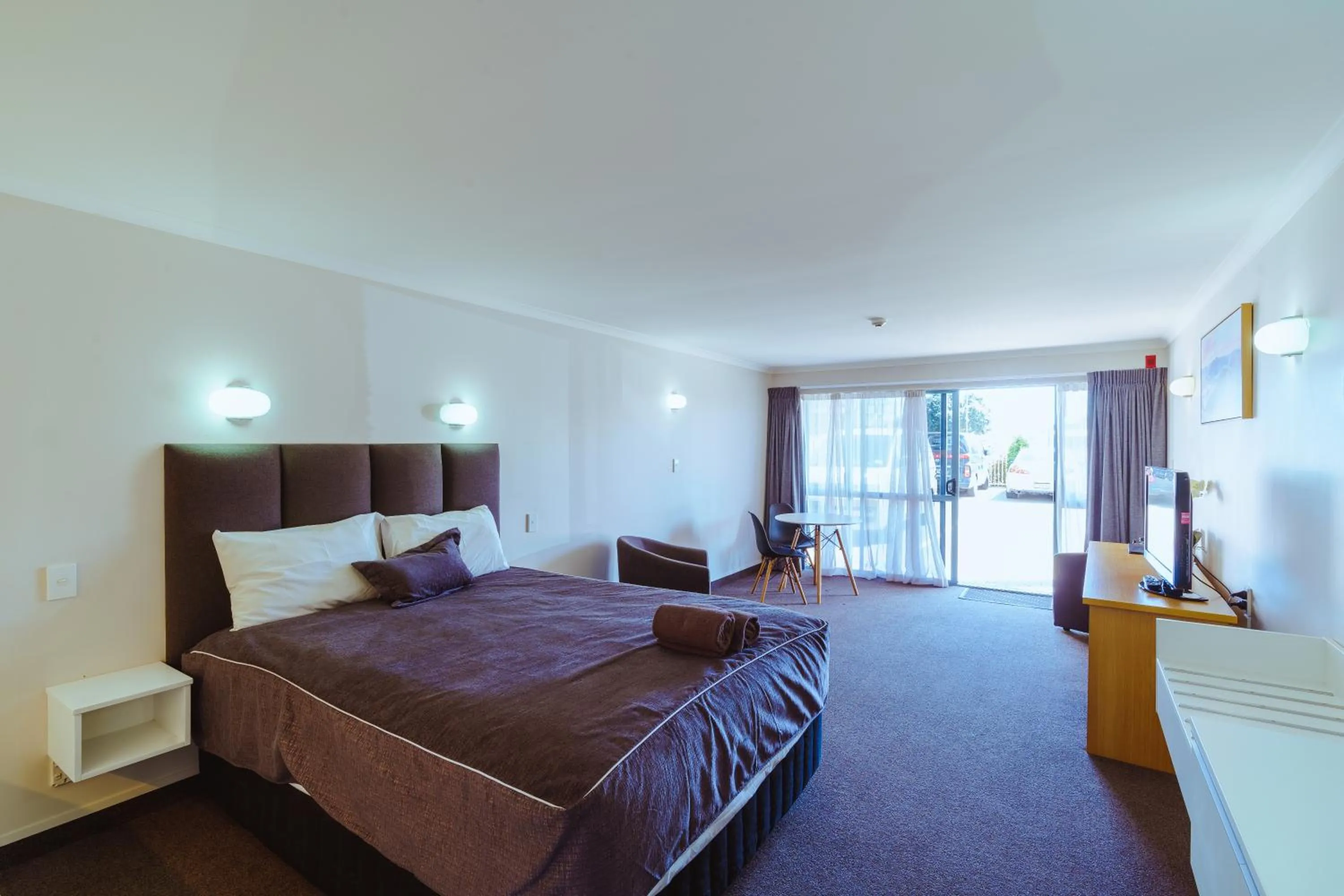 Photo of the whole room, Bed in Anchorage Motor Lodge