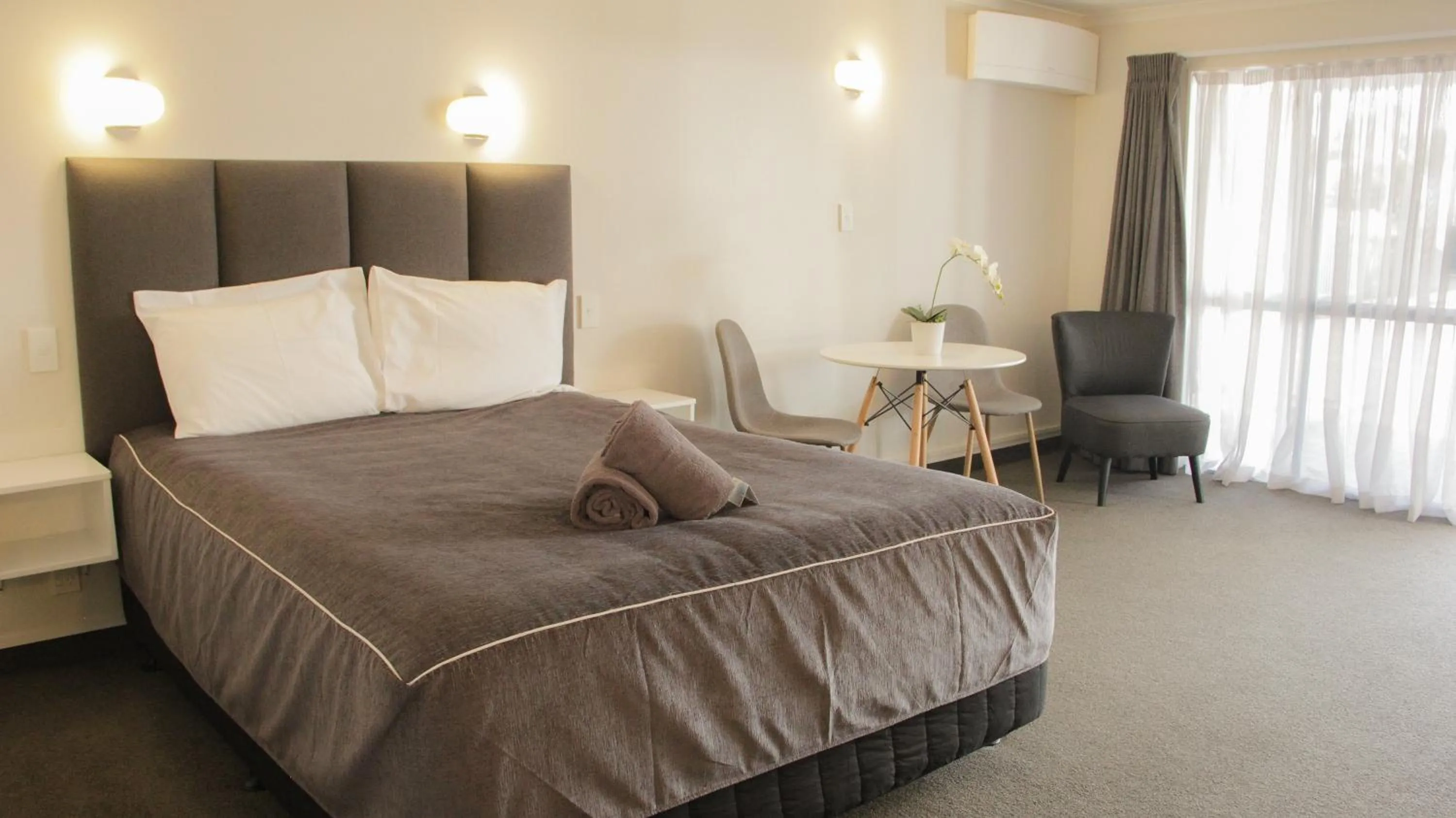 Bed in Anchorage Motor Lodge