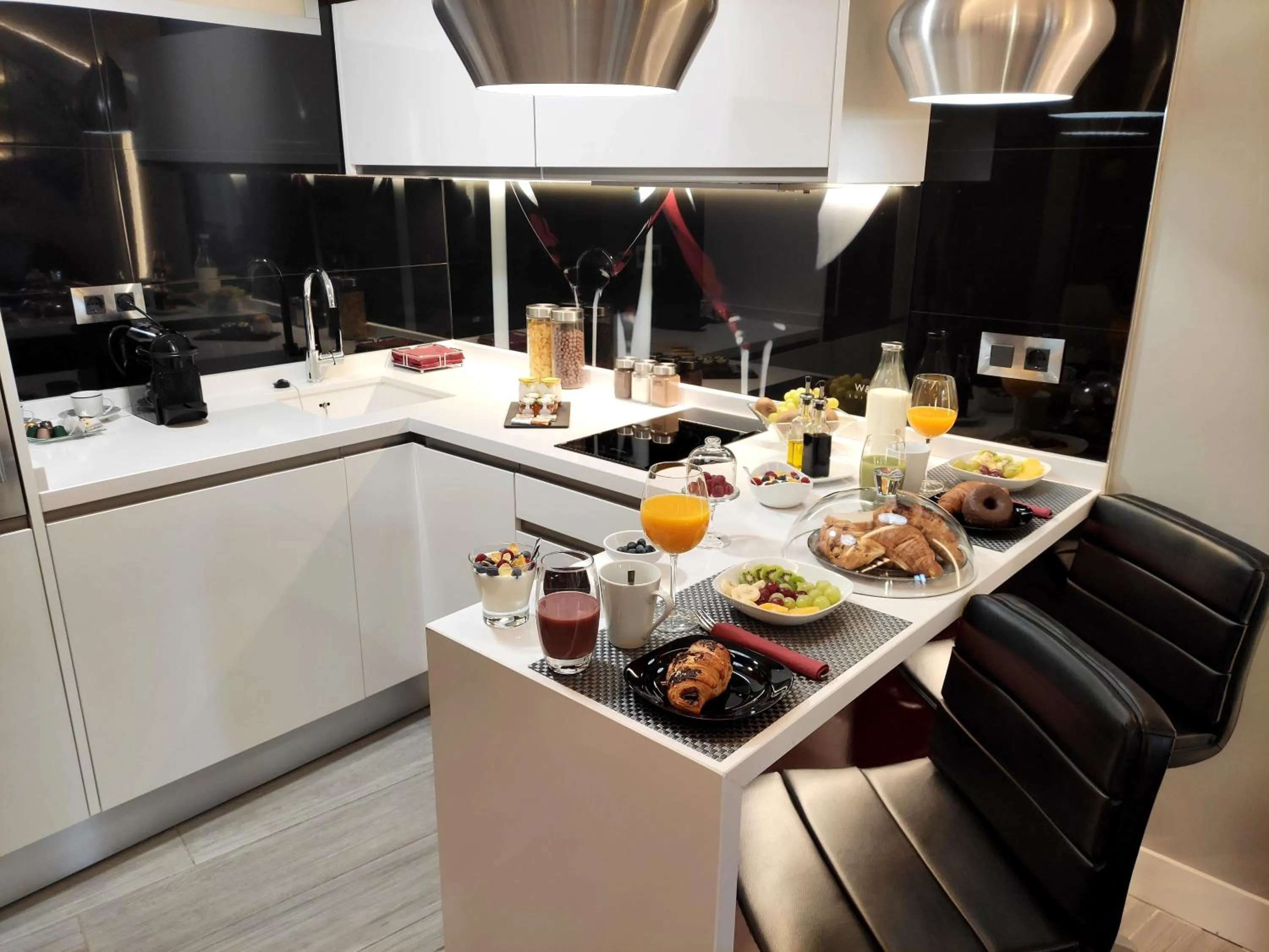 Kitchen or kitchenette in Wine & Soul Suites