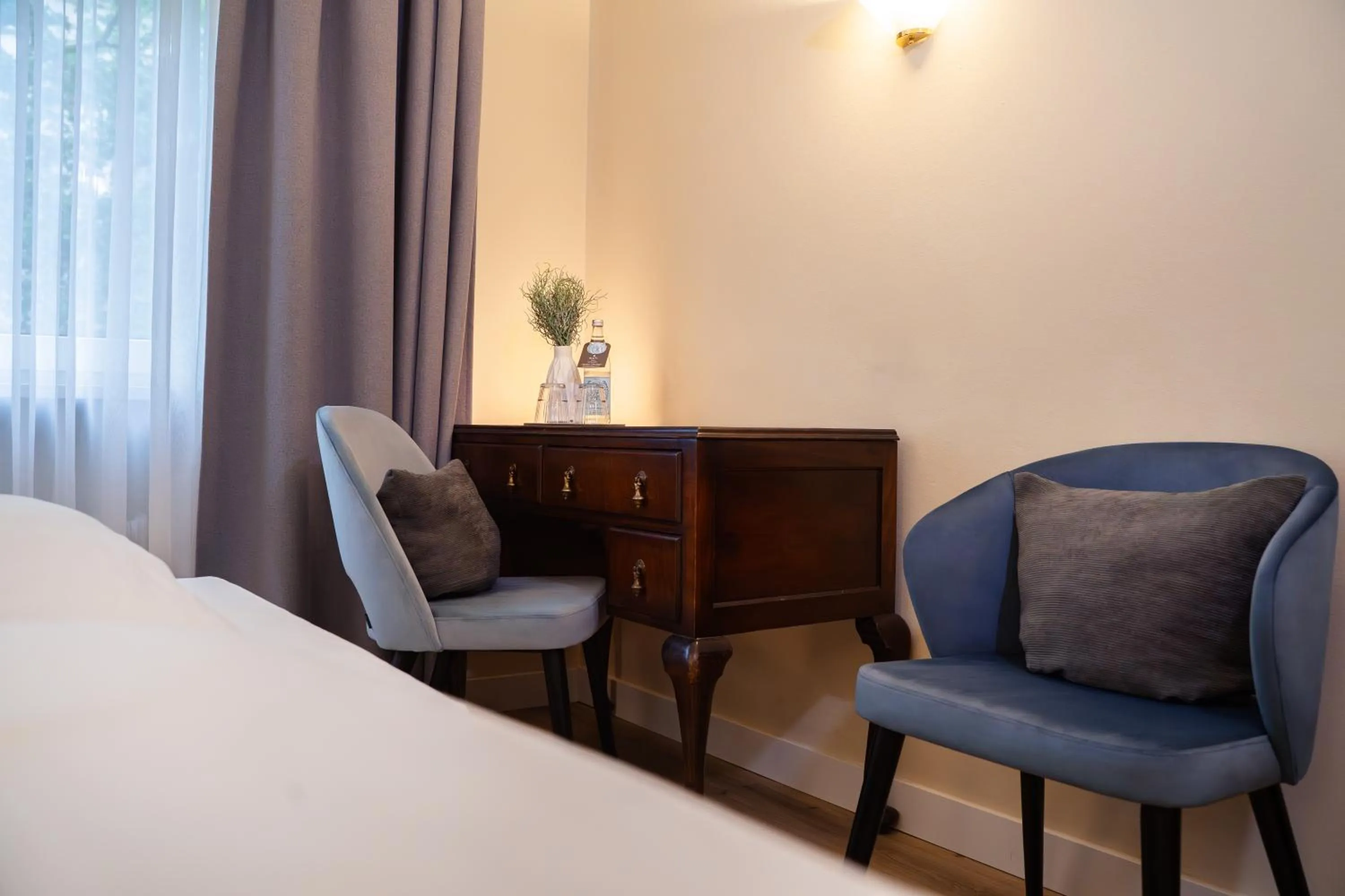 Photo of the whole room, Bed in Hotel Altmünchen by Blattl