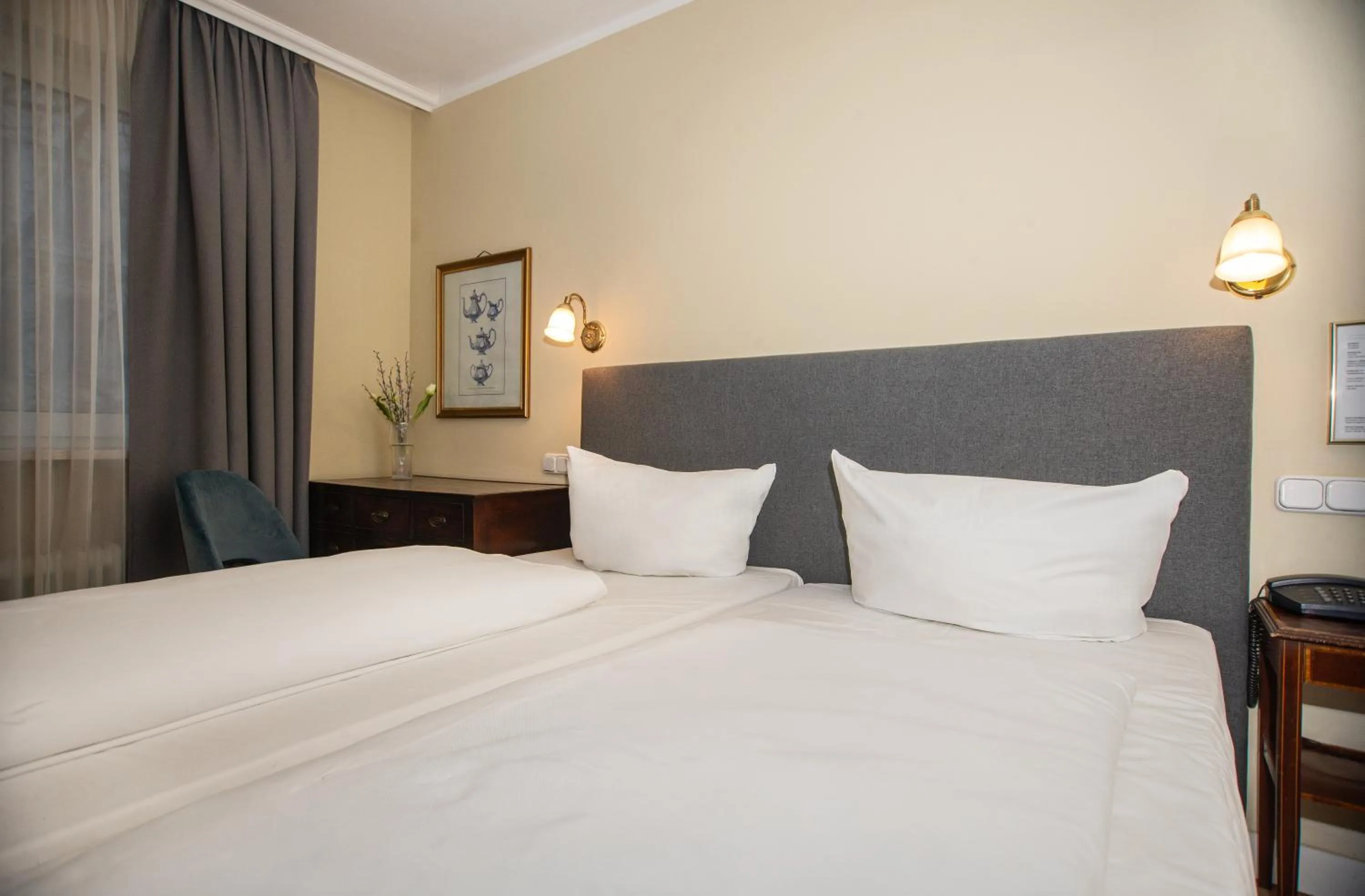 Bed in Hotel Altmünchen by Blattl