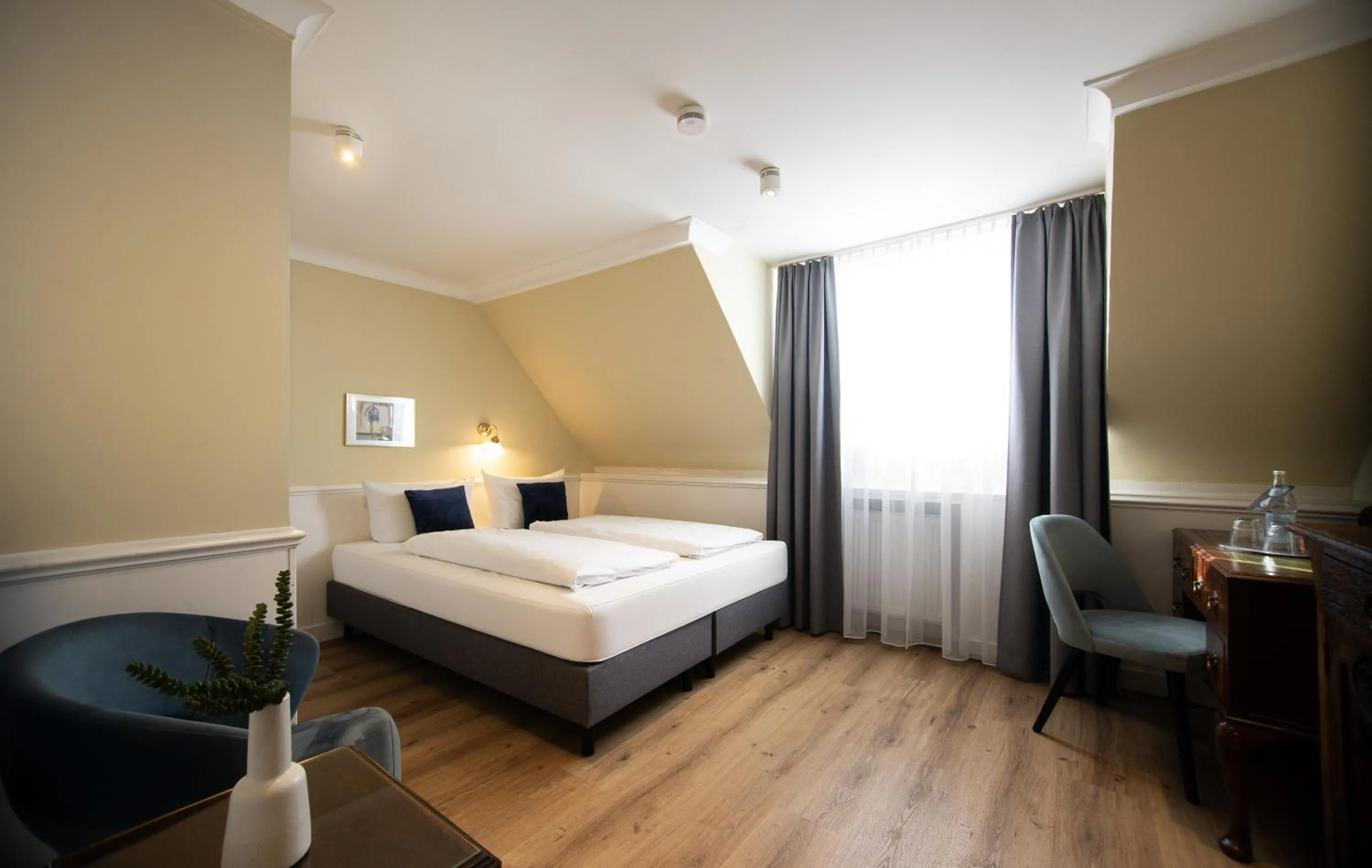 Photo of the whole room, Bed in Hotel Altmünchen by Blattl