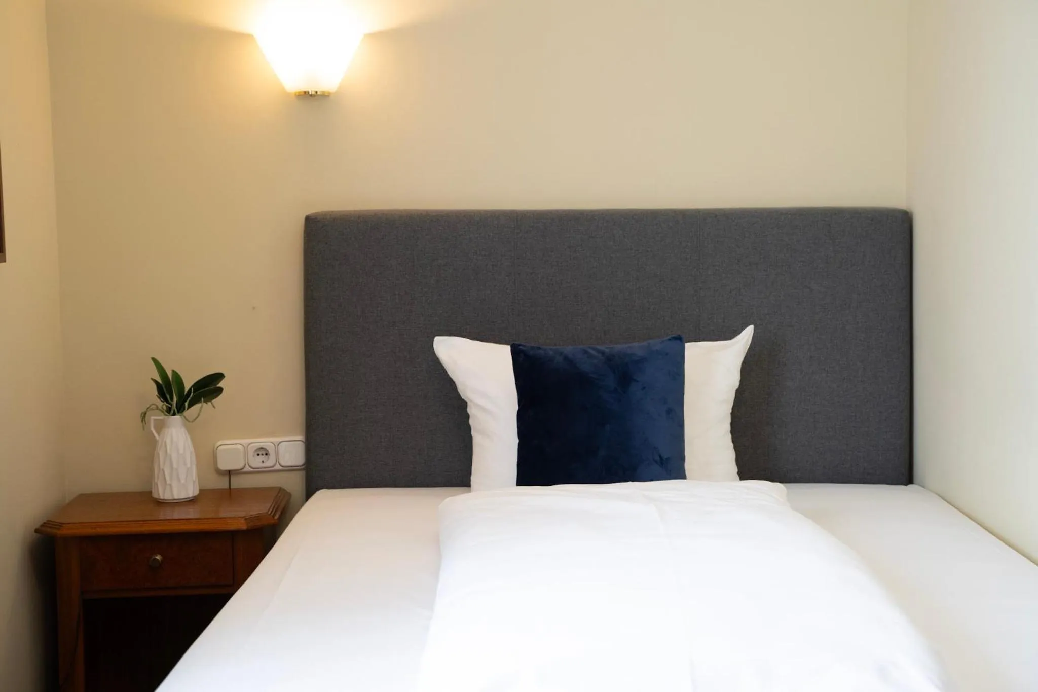 Bed in Hotel Altmünchen by Blattl