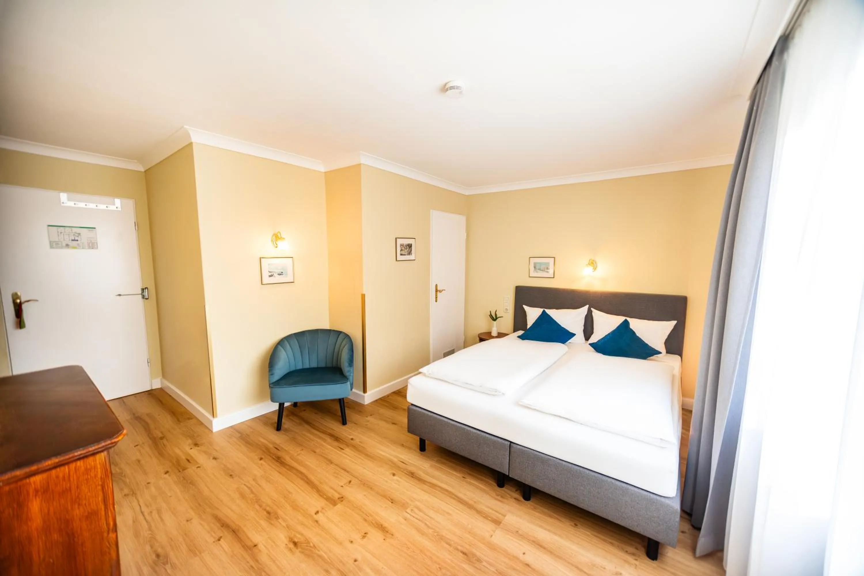 Photo of the whole room, Bed in Hotel Altmünchen by Blattl