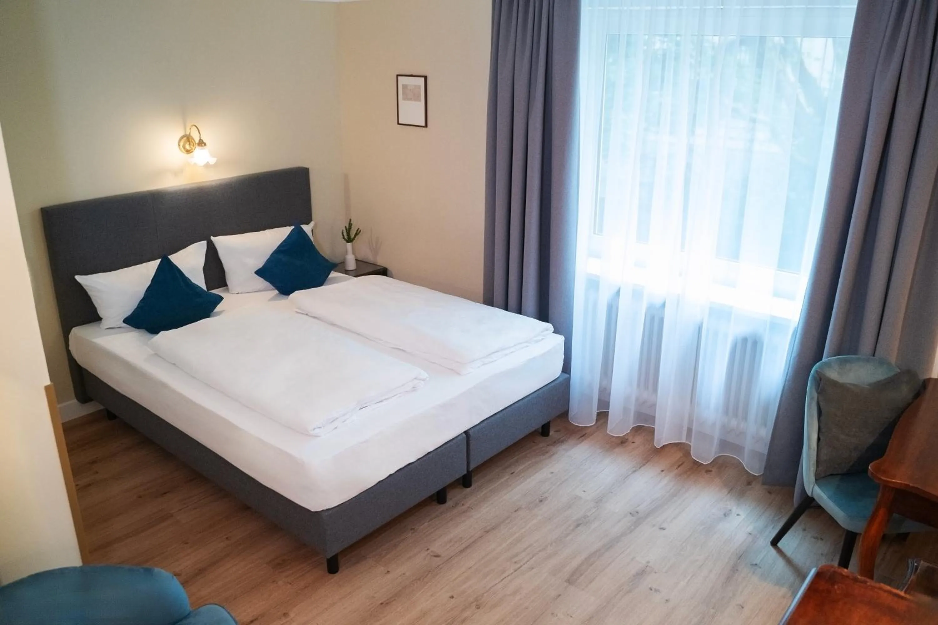 Photo of the whole room, Bed in Hotel Altmünchen by Blattl