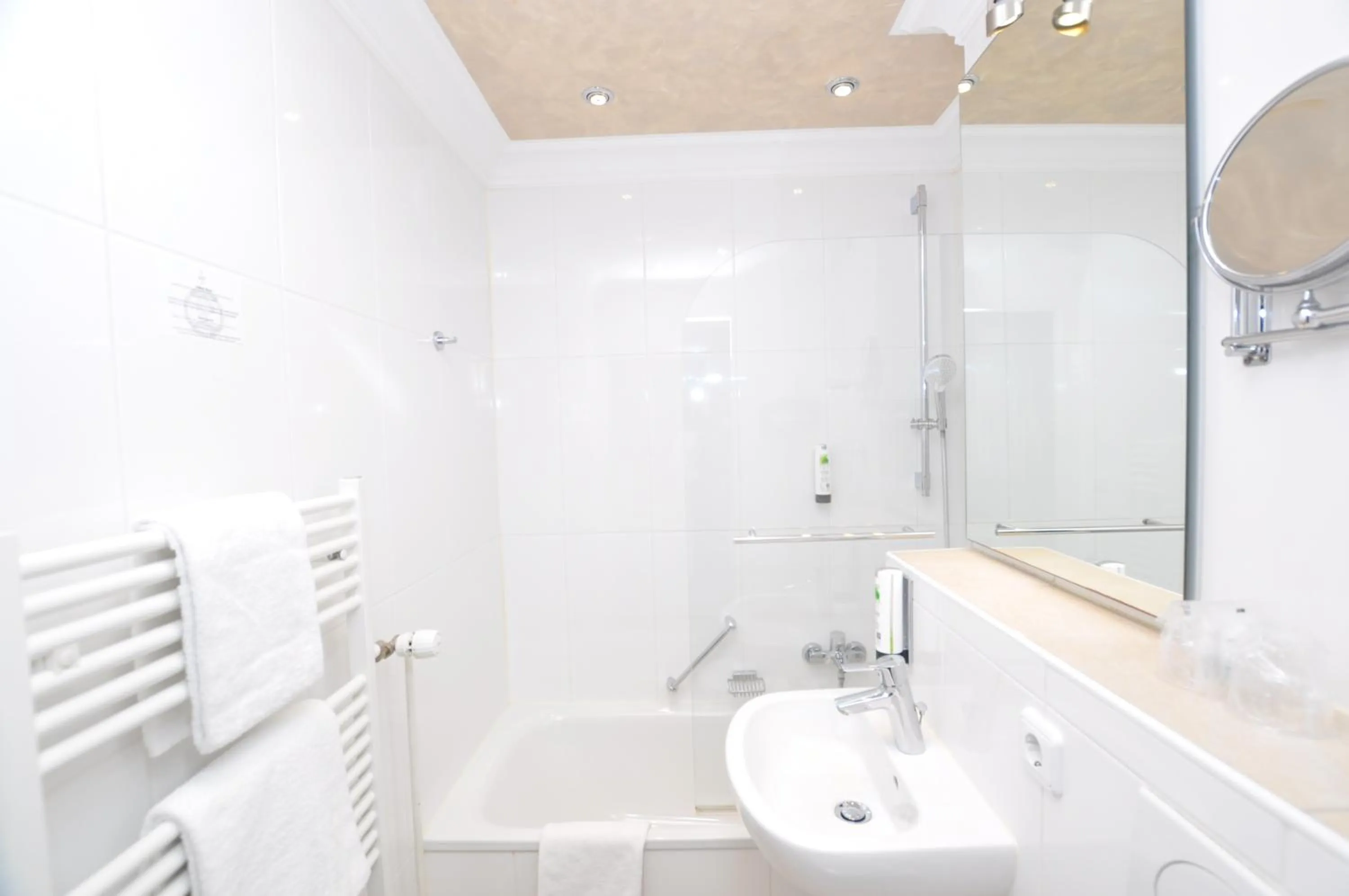 Bathroom in Hotel Altmünchen by Blattl