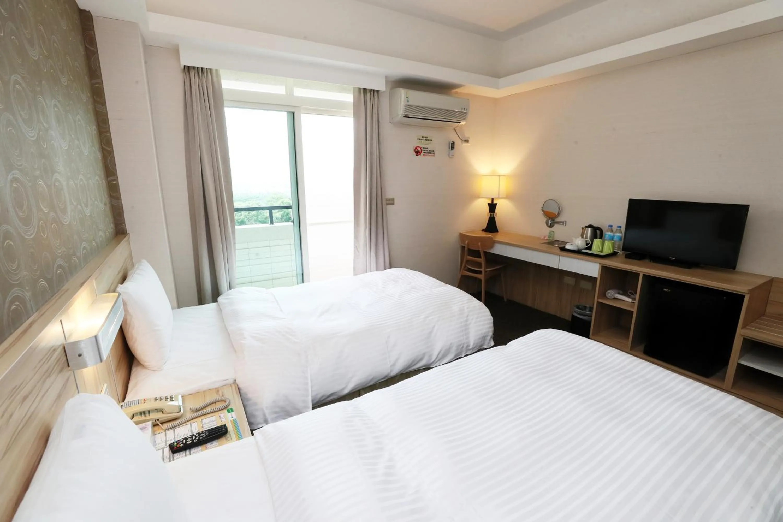 Photo of the whole room, Bed in Hoya Resort Hotel Chiayi