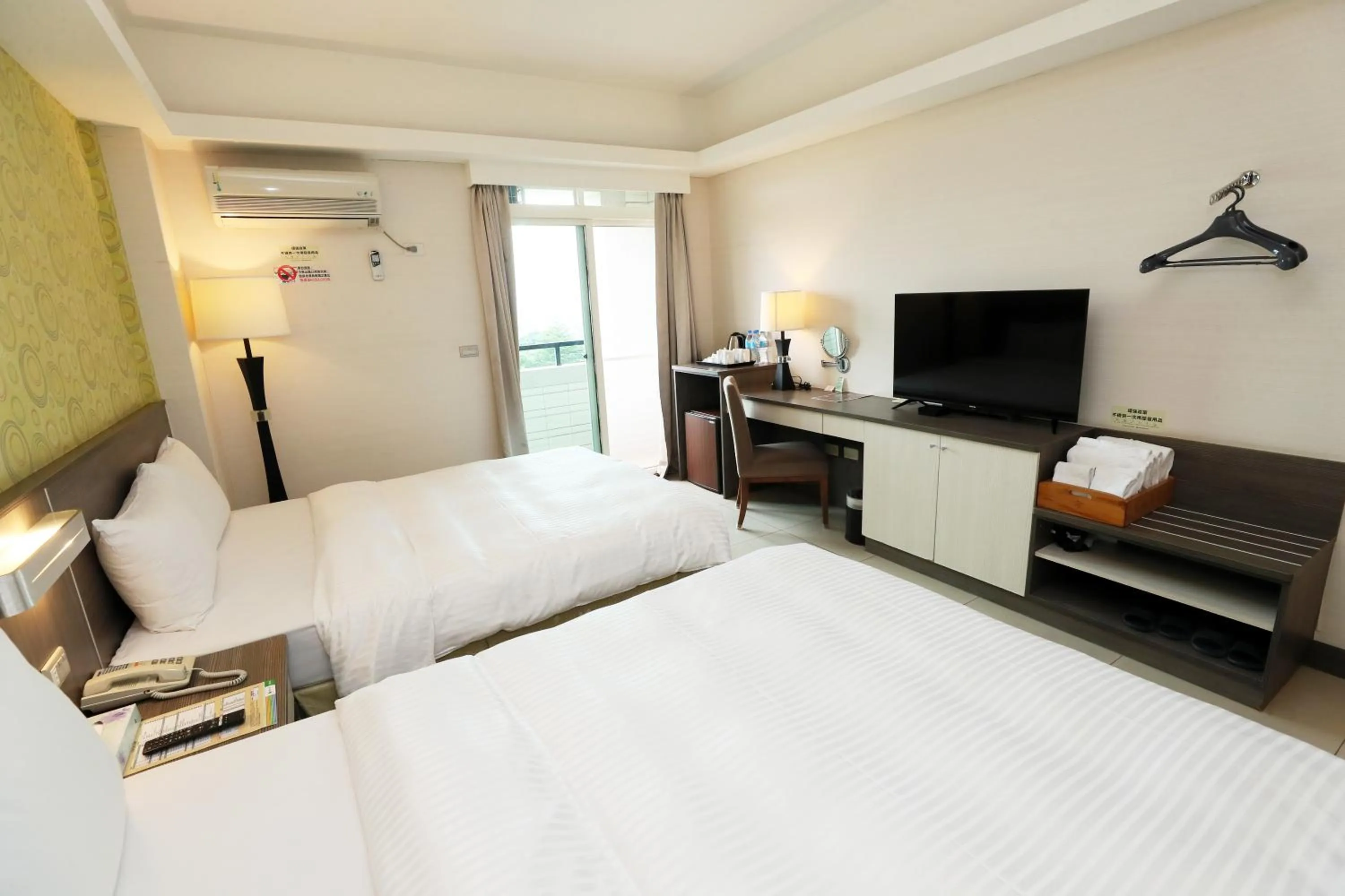 Photo of the whole room, Bed in Hoya Resort Hotel Chiayi