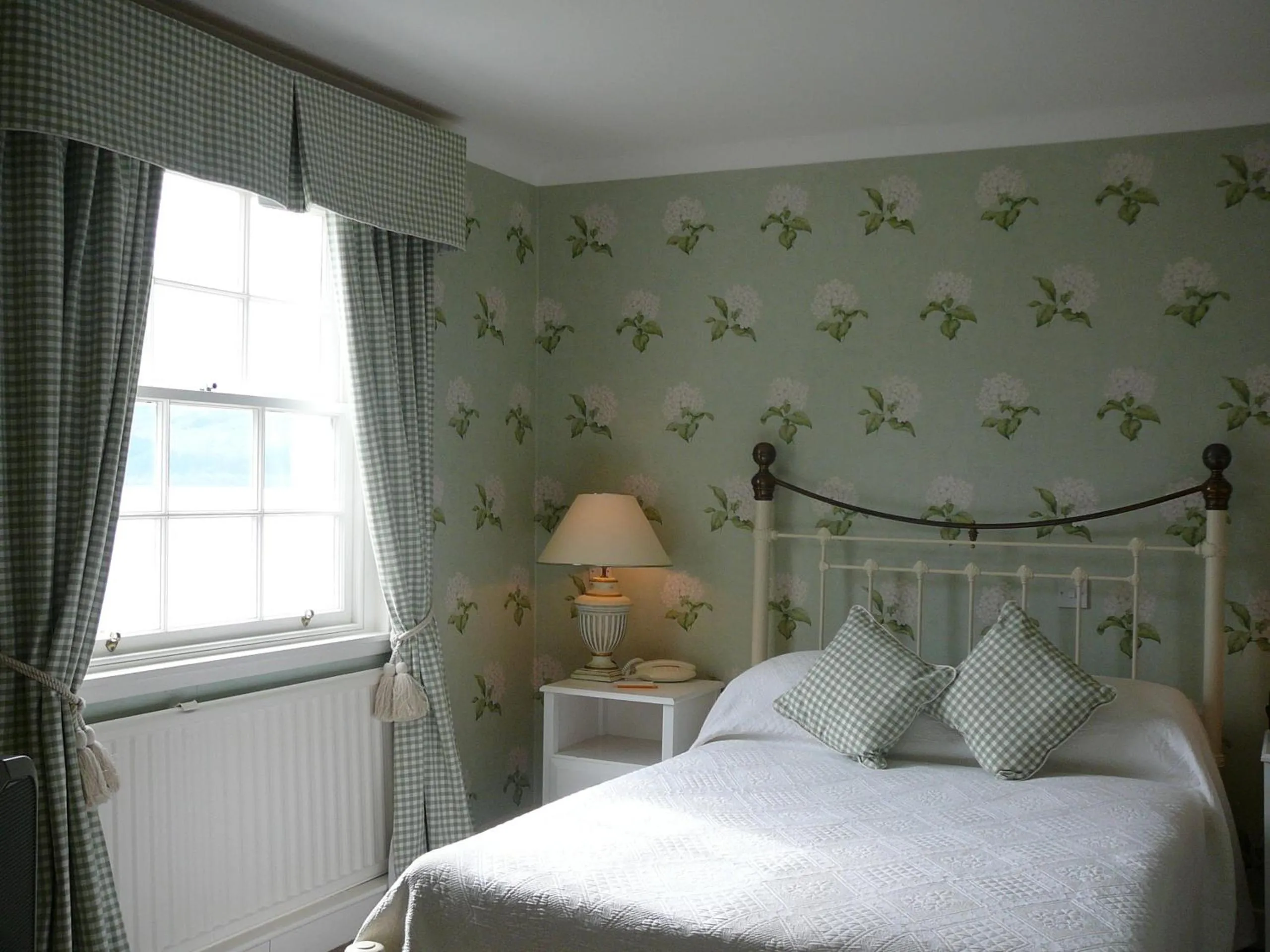 Bedroom, Bed in The Creggans Inn