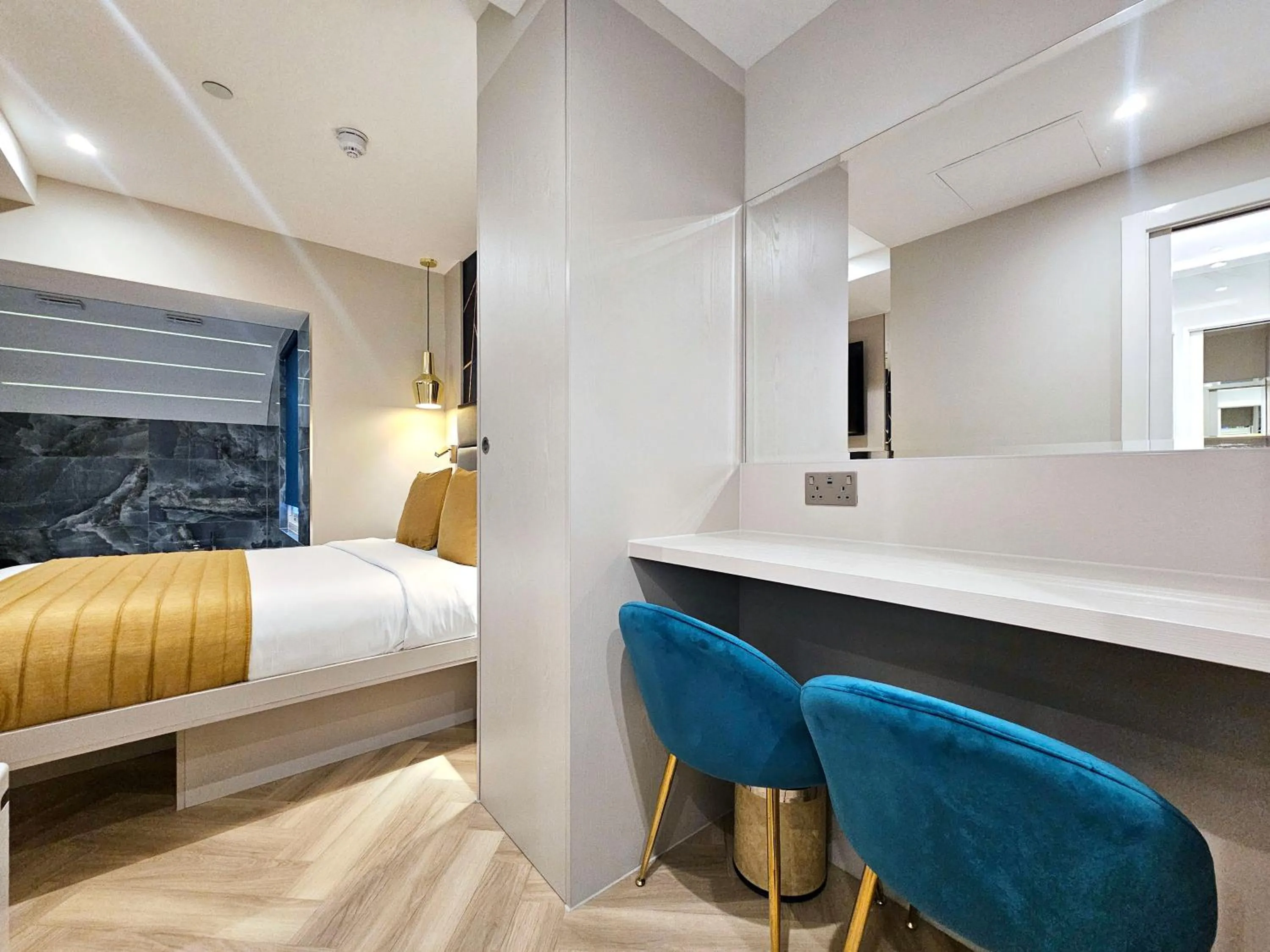 Bedroom, Bed in West Brompton Studios