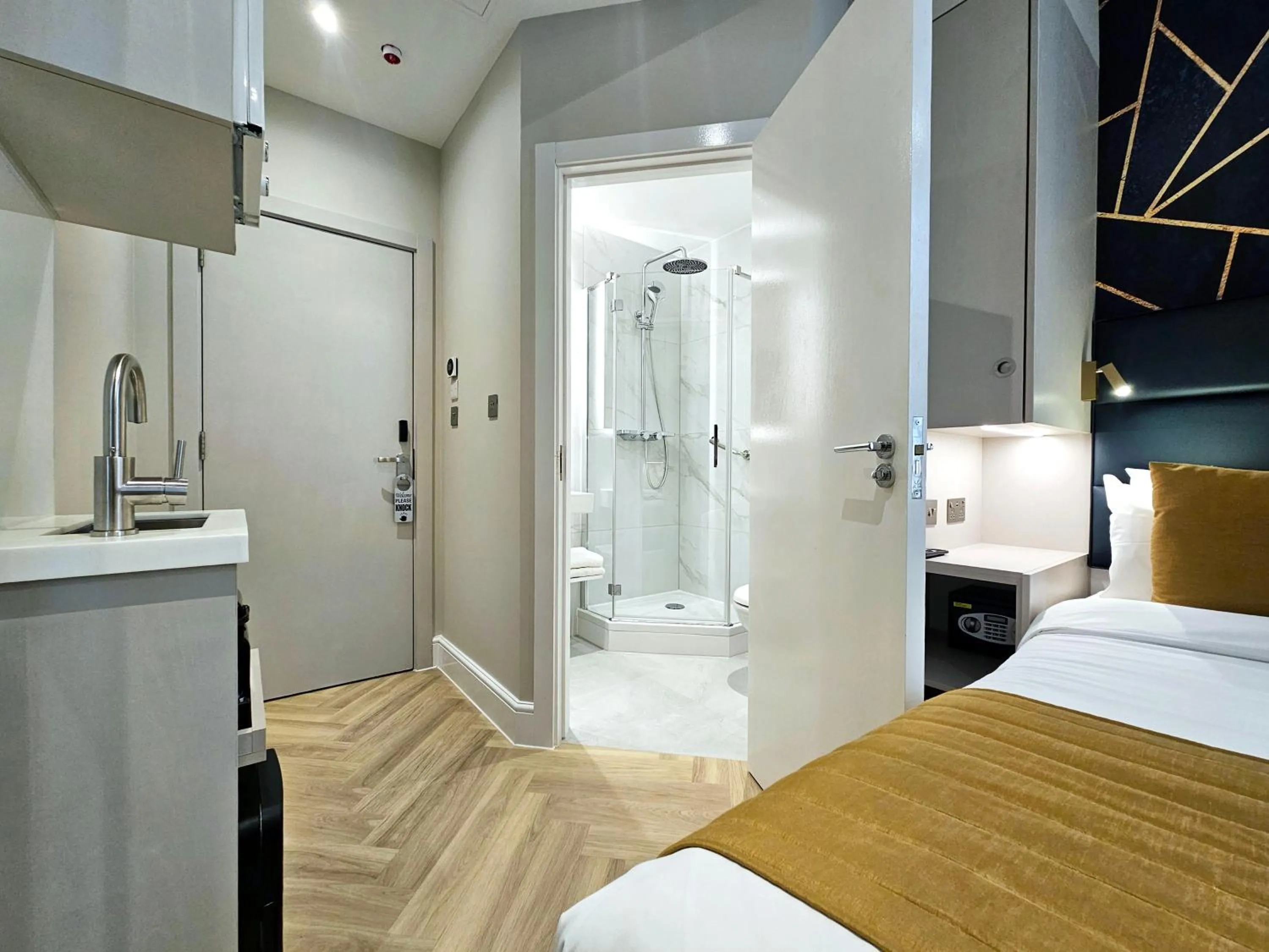 Photo of the whole room, Bed in West Brompton Studios