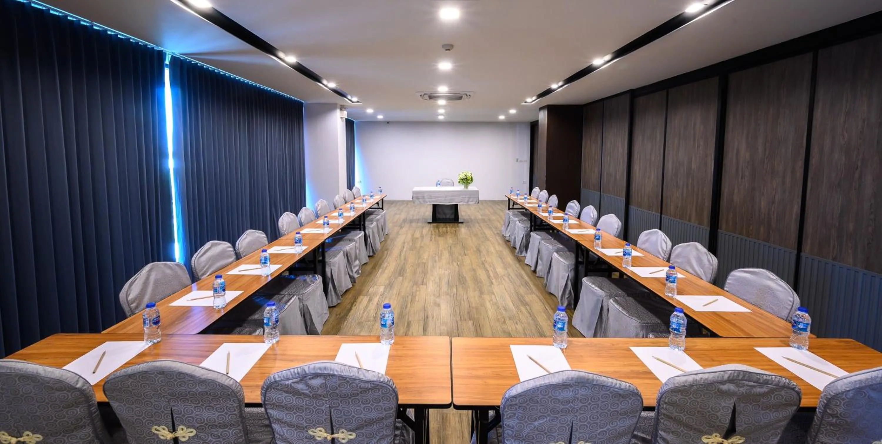 Business facilities in IWISH Hotel