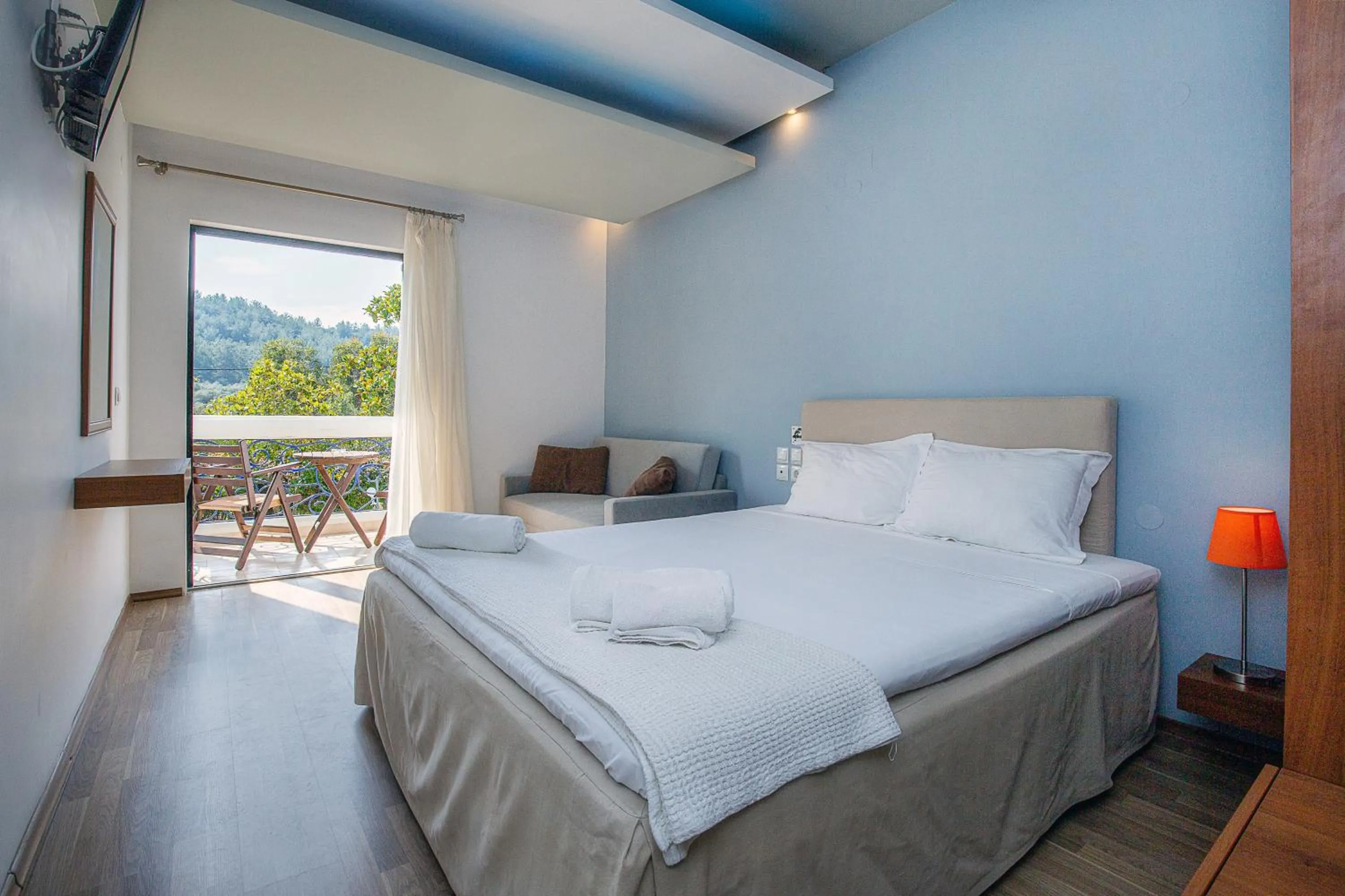 Bedroom, Bed in Kamari Beach Hotel