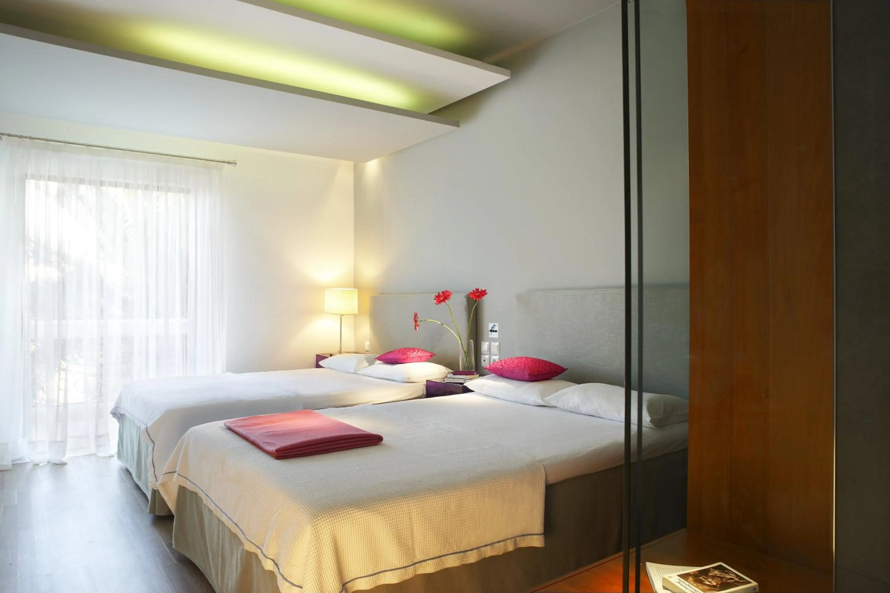 Bedroom, Bed in Kamari Beach Hotel