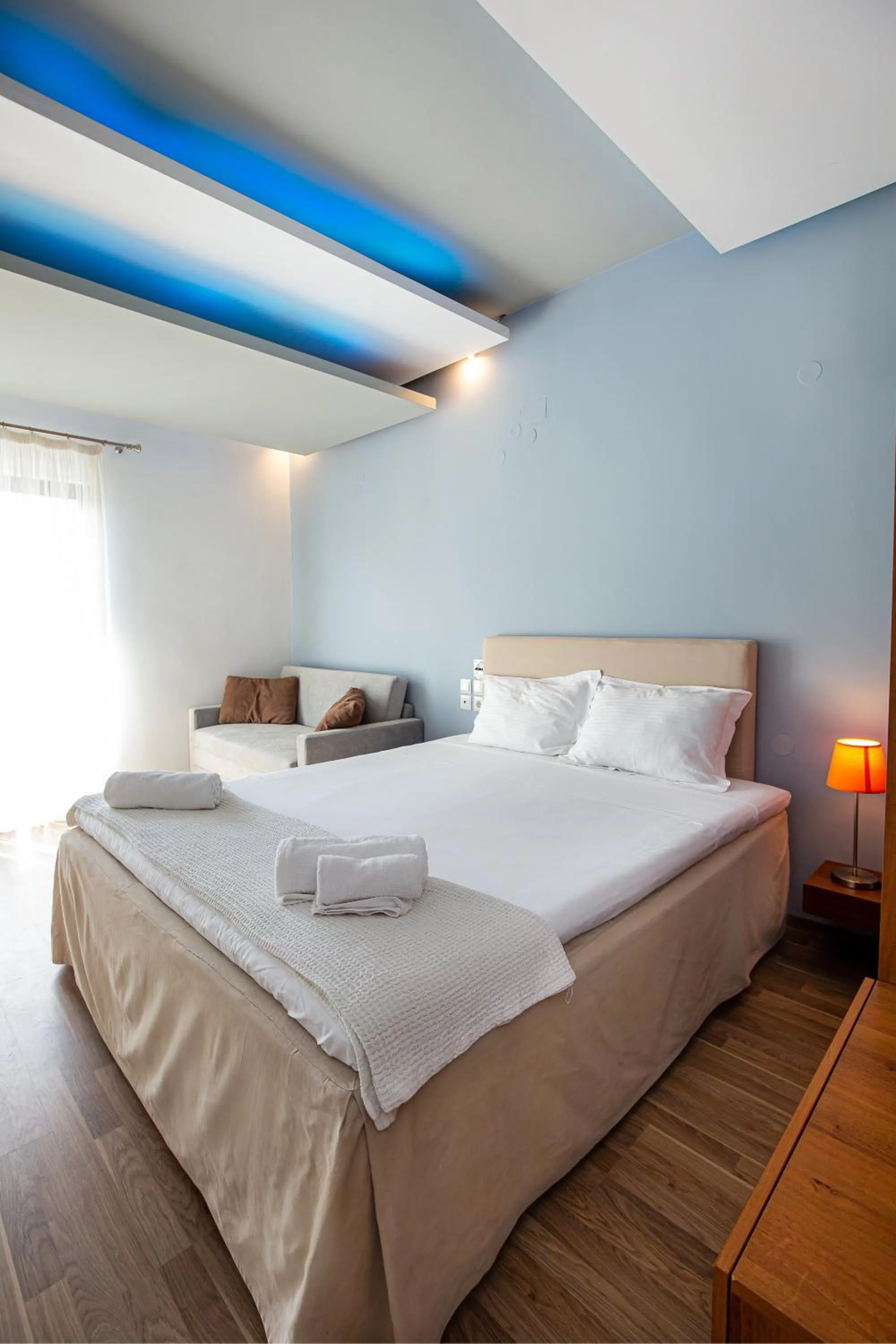 Bedroom, Bed in Kamari Beach Hotel