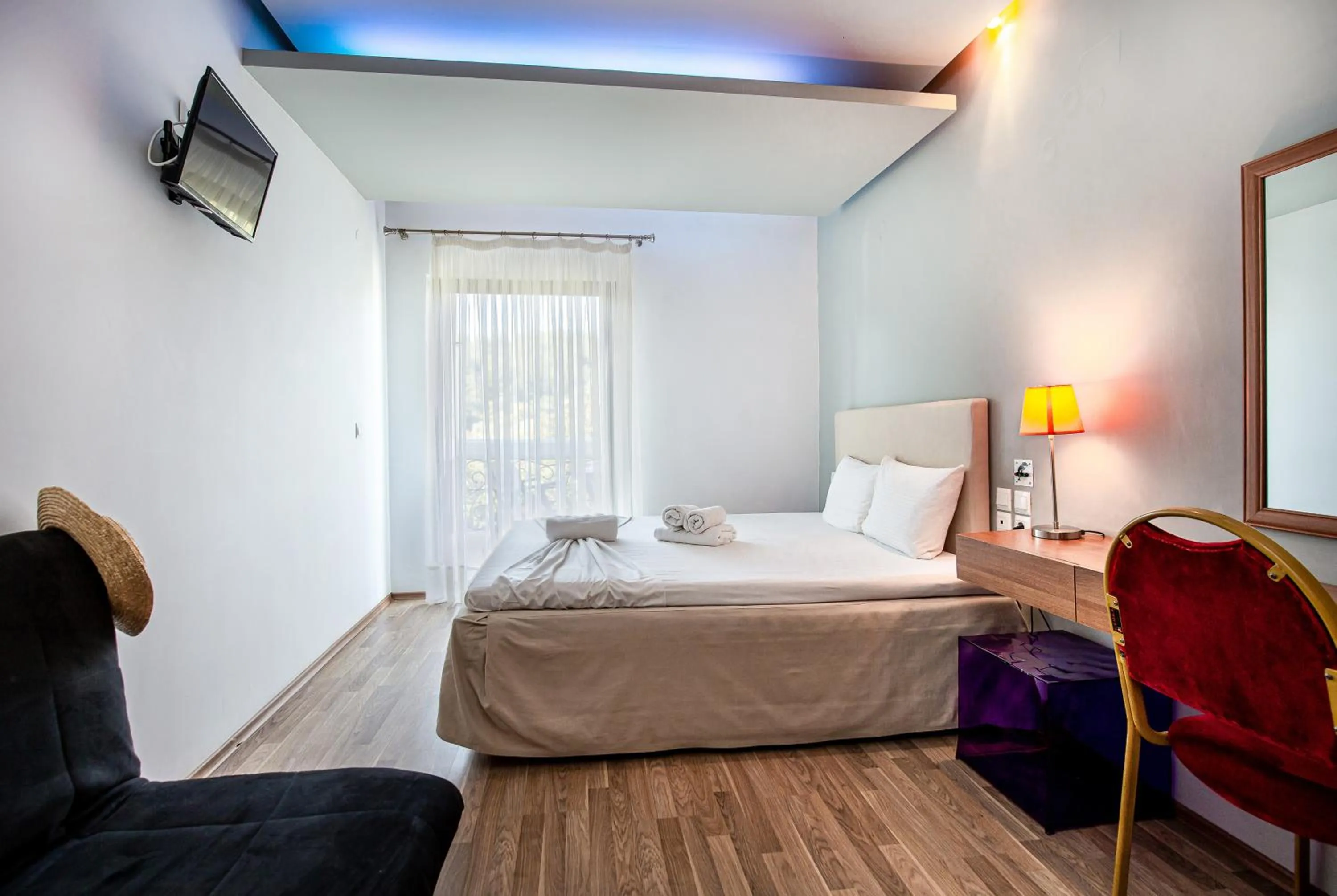 Bedroom, Bed in Kamari Beach Hotel