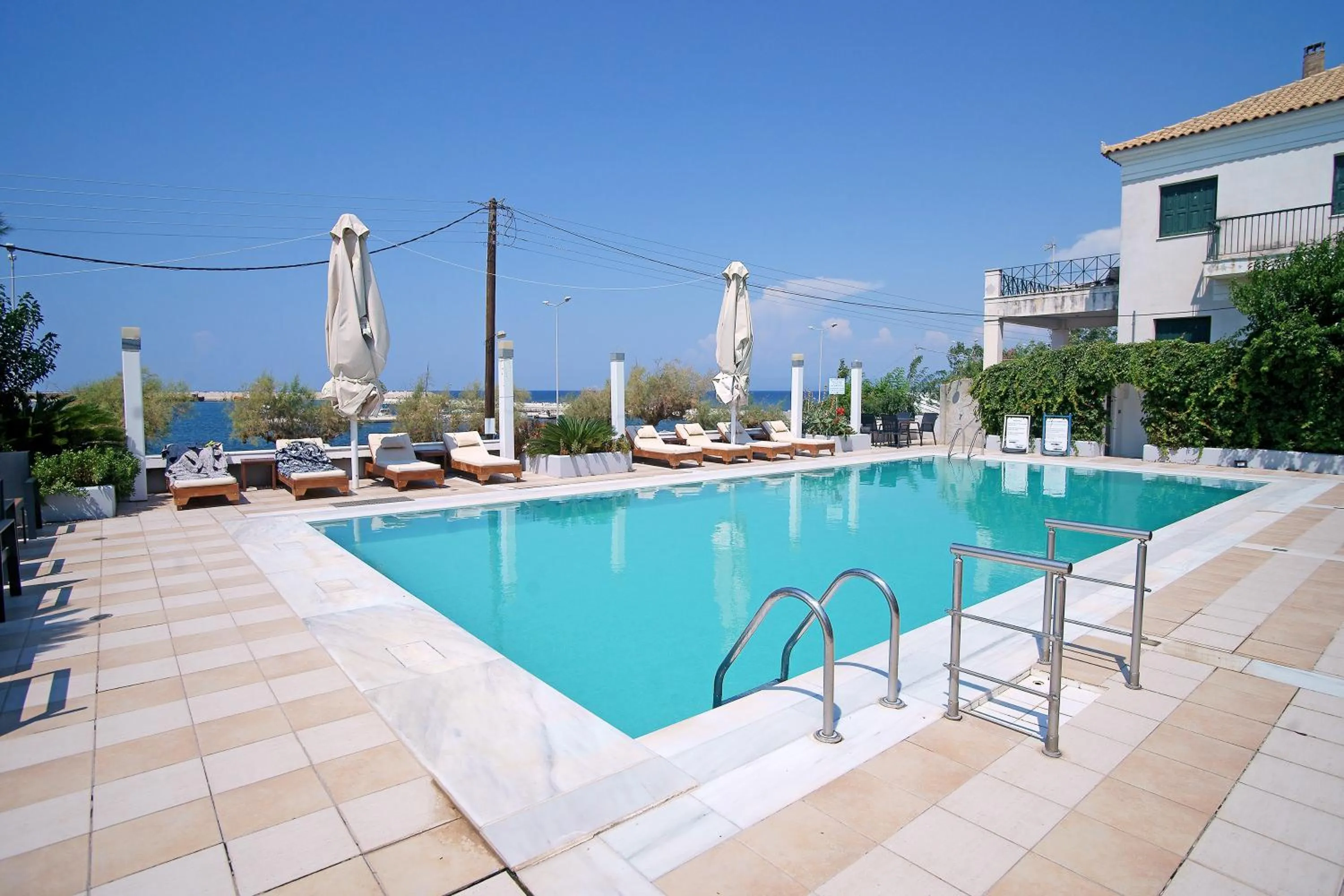 Swimming pool in Kyparissia Beach Hotel