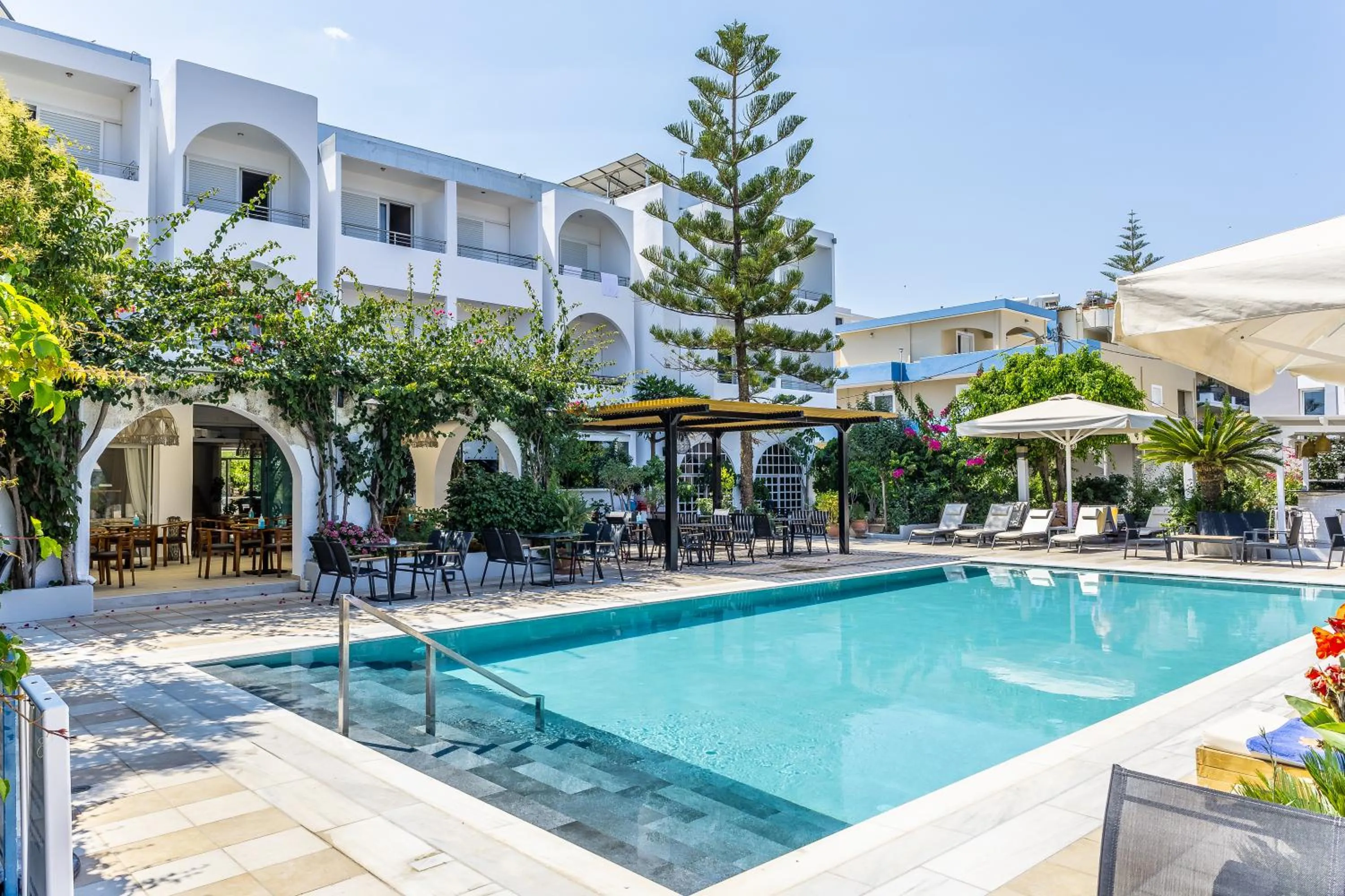 Swimming pool in Kyparissia Beach Hotel