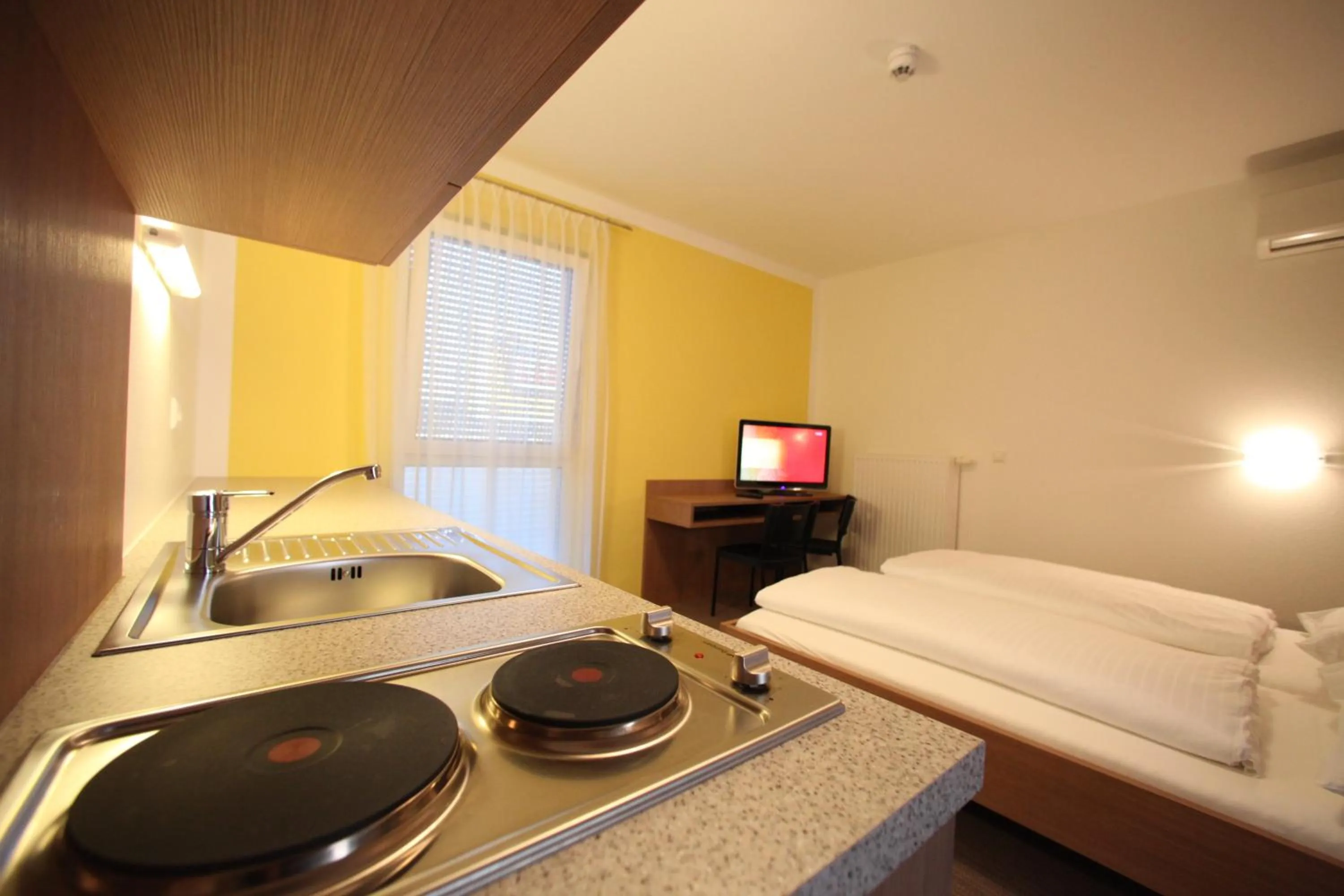 Kitchen or kitchenette, Bed in Fair-Price-Hotel