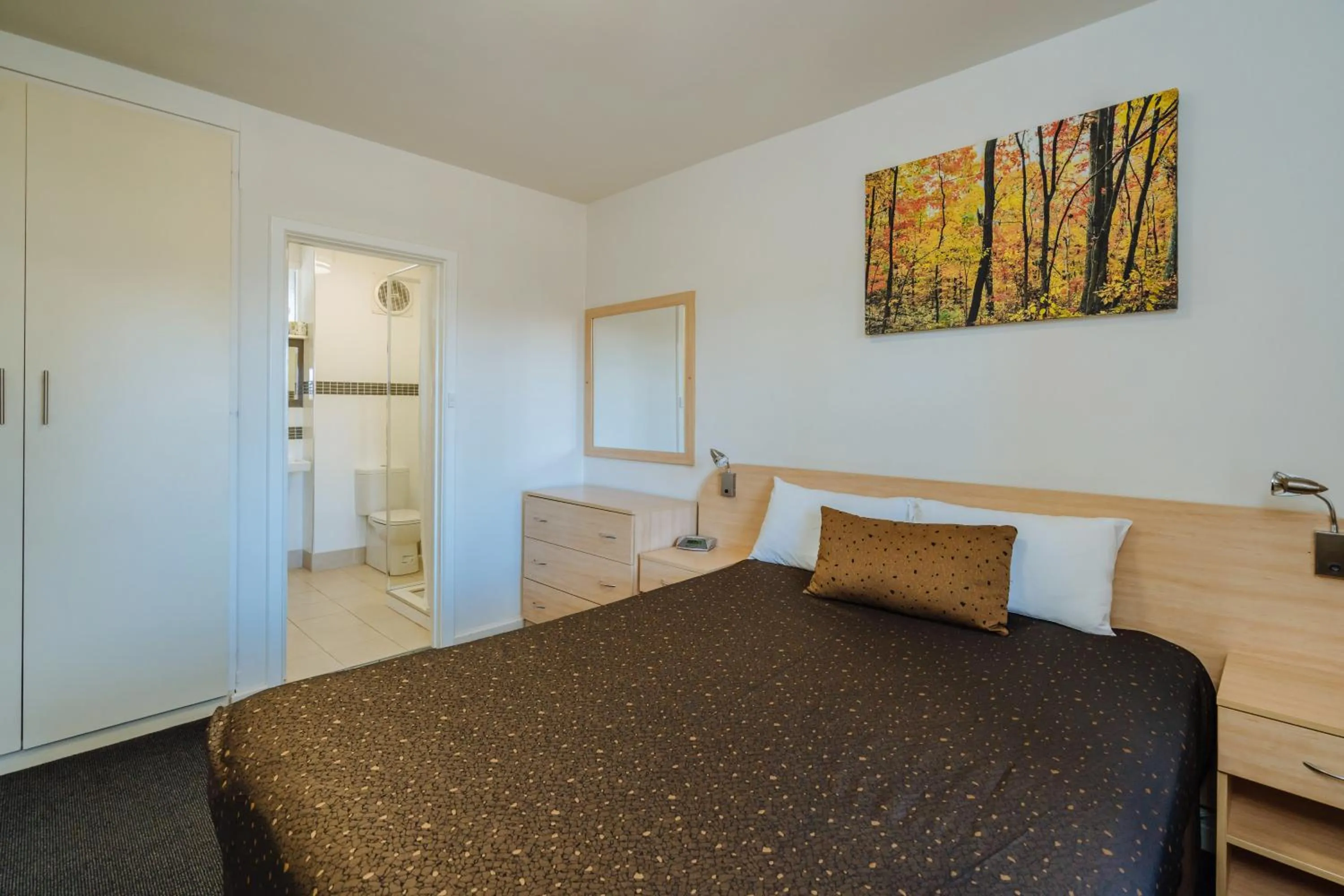 Photo of the whole room, Bed in Canning Bridge Auto Lodge