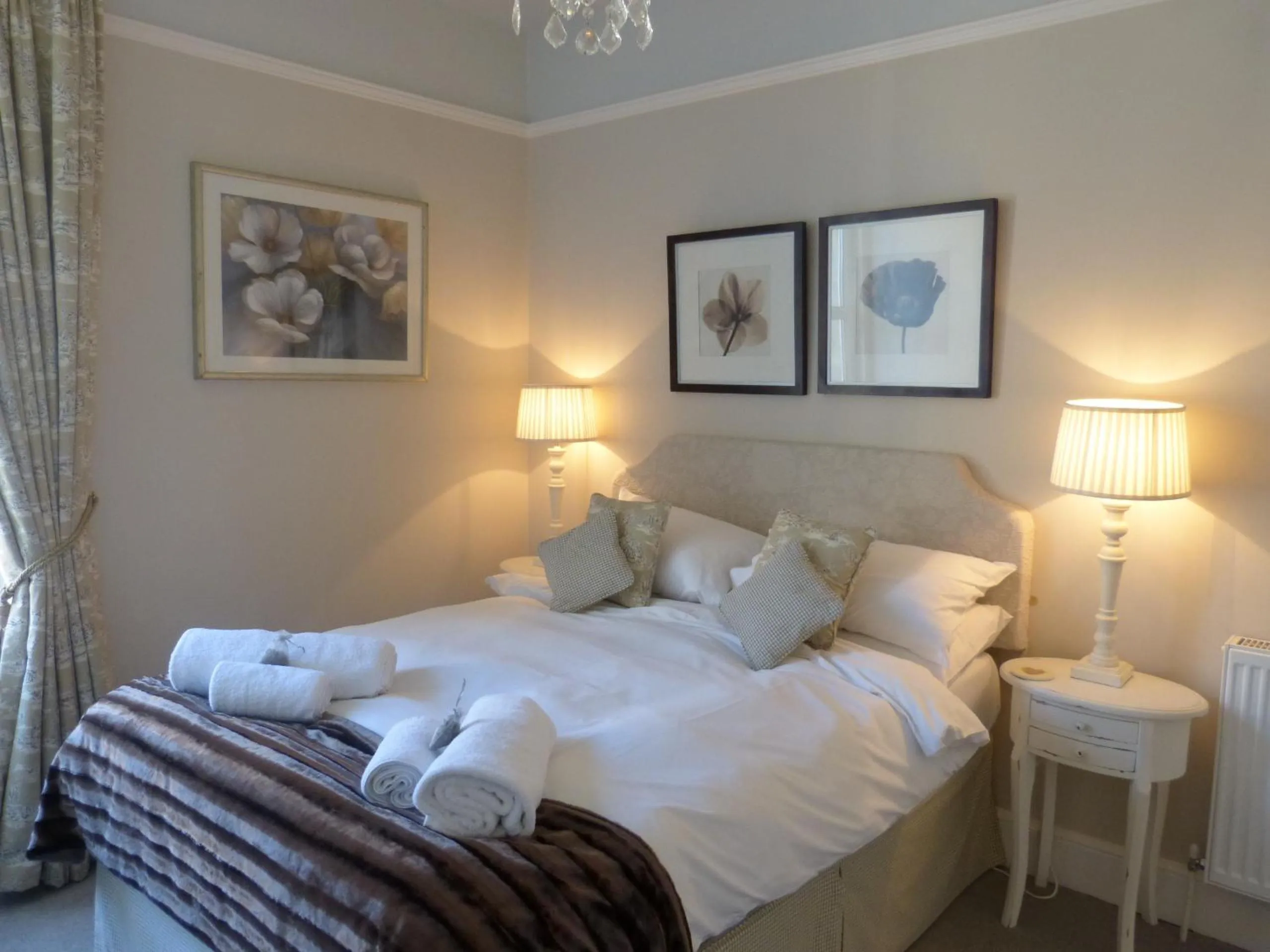 Photo of the whole room, Bed in Brindleys