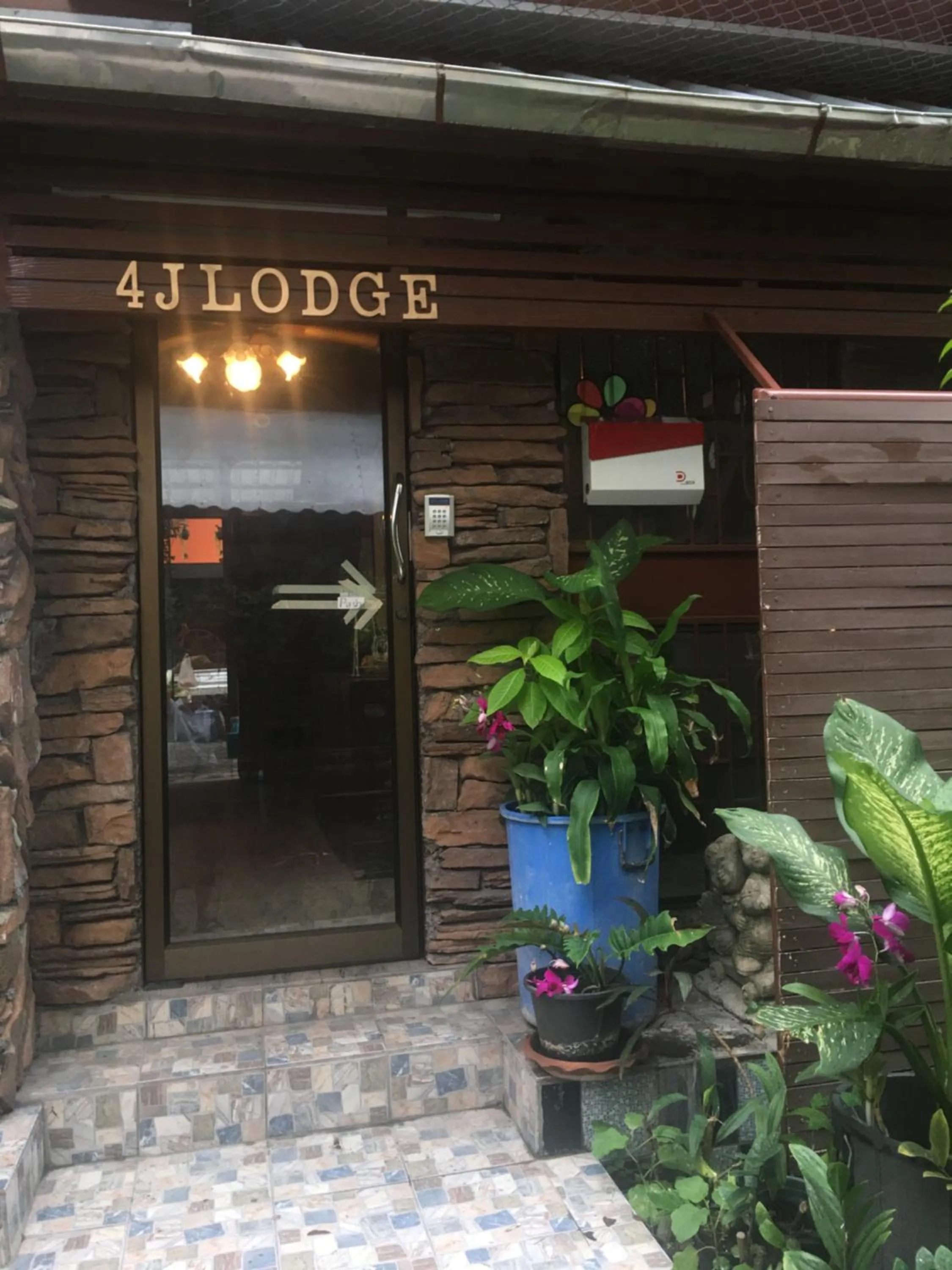 Facade/entrance in 4J Lodge