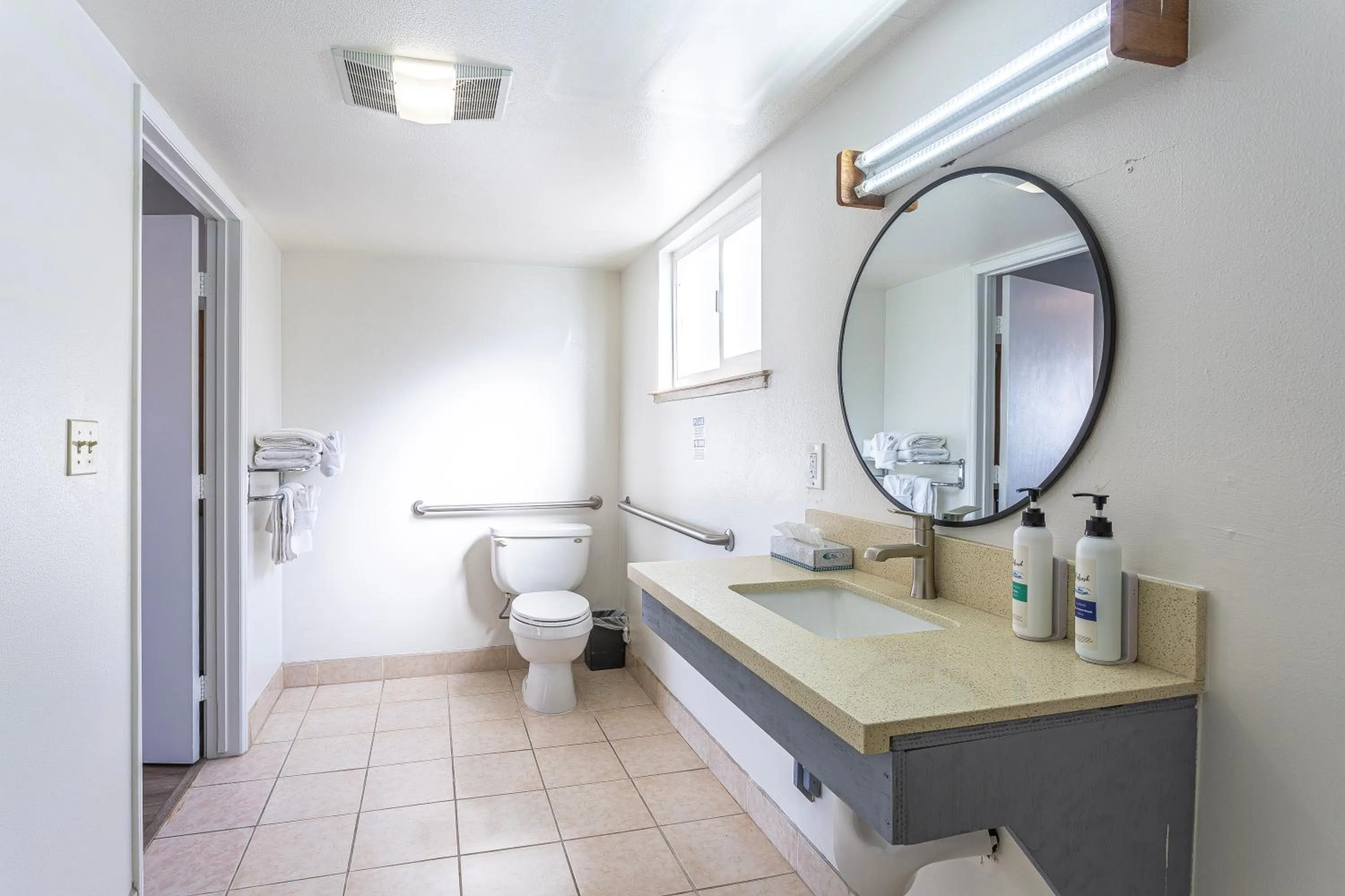 Toilet in Coastal Breeze Inn