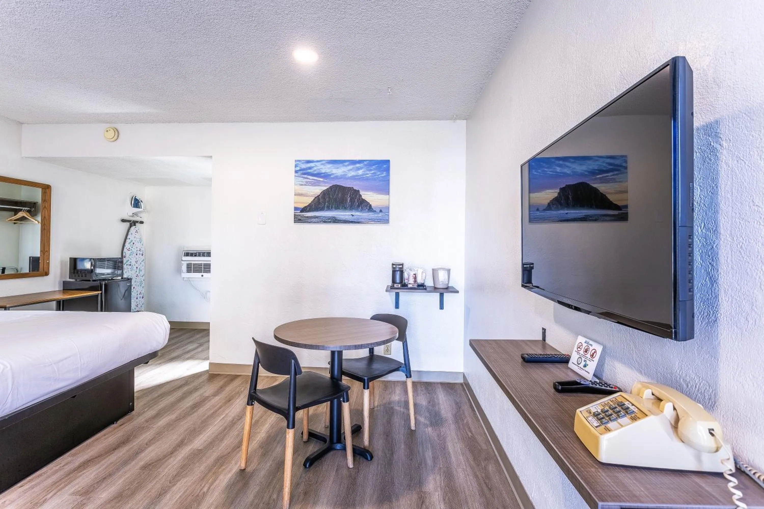 Photo of the whole room, Bed in Coastal Breeze Inn