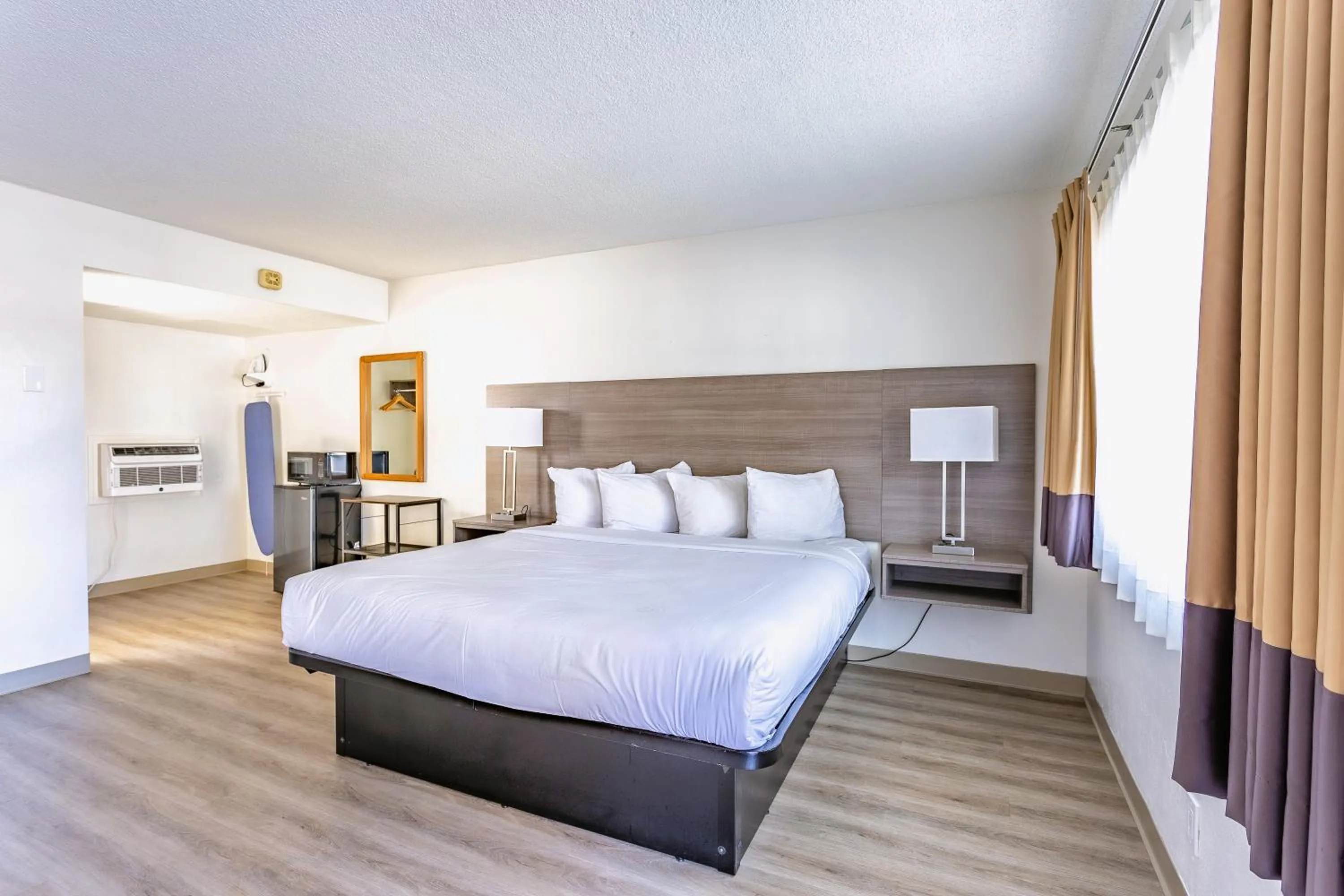 Bedroom, Bed in Coastal Breeze Inn