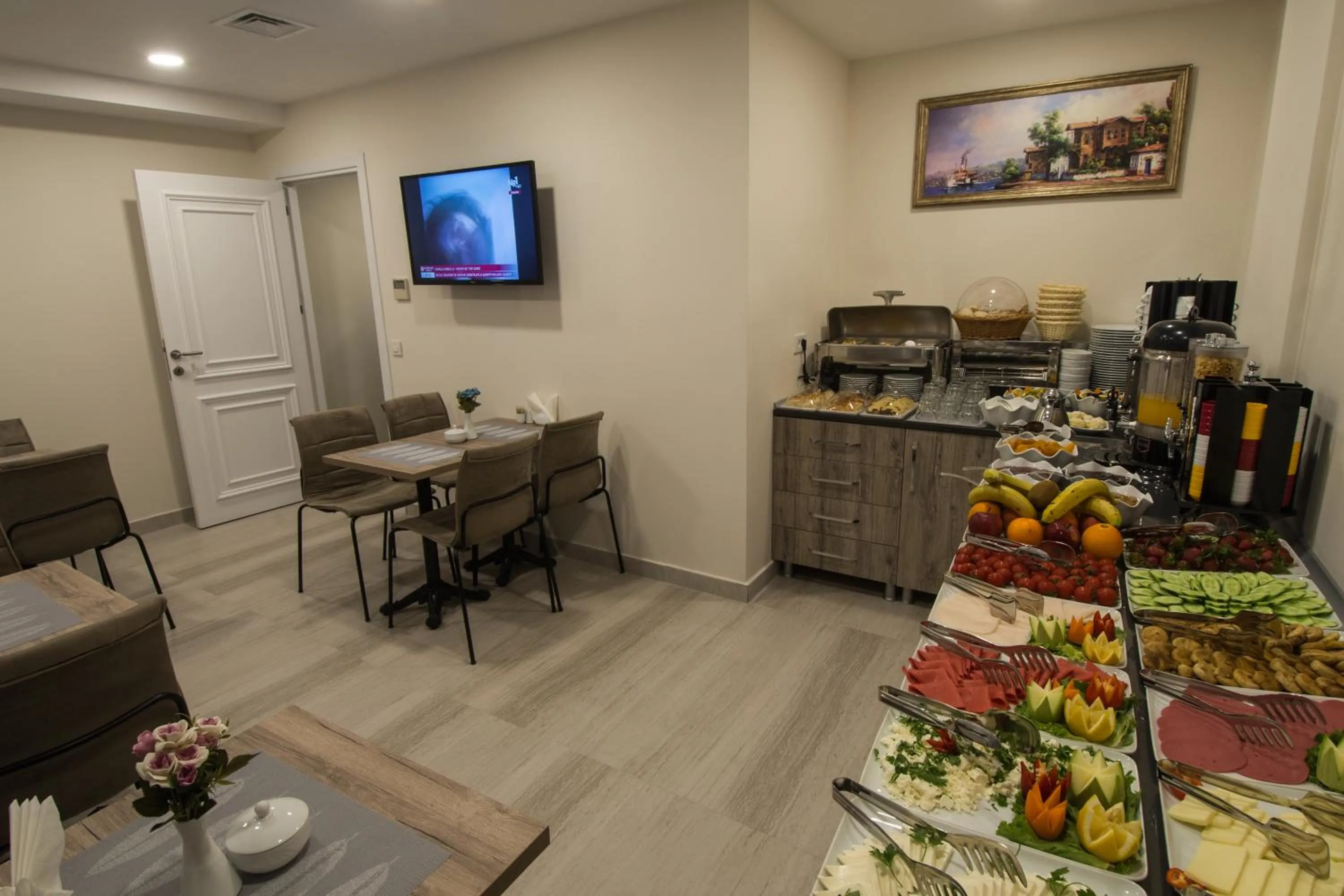 Restaurant/places to eat in Primero Hotel