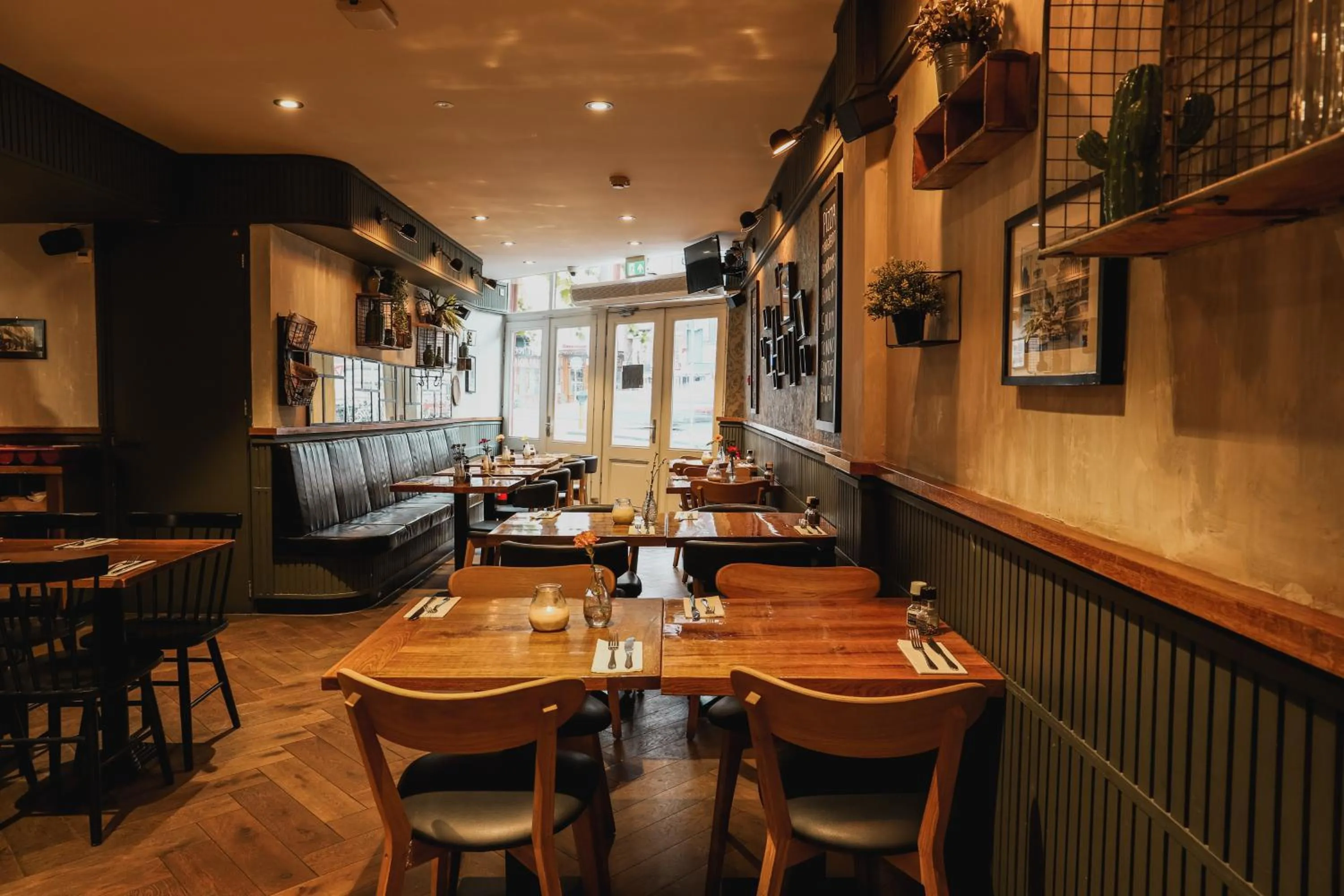 Restaurant/places to eat in Hotel Corner House