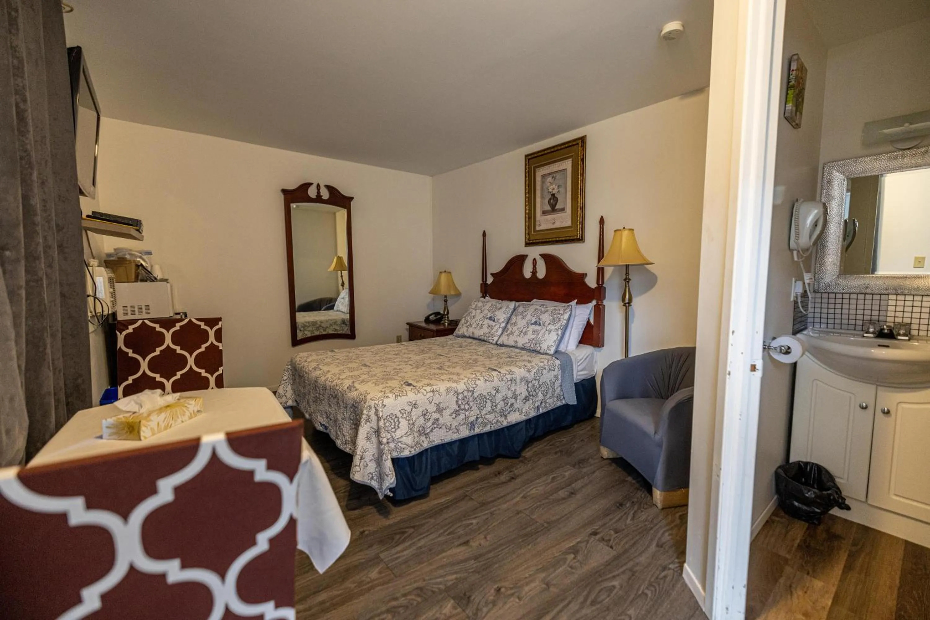 Photo of the whole room, Bed in Motel Deblois