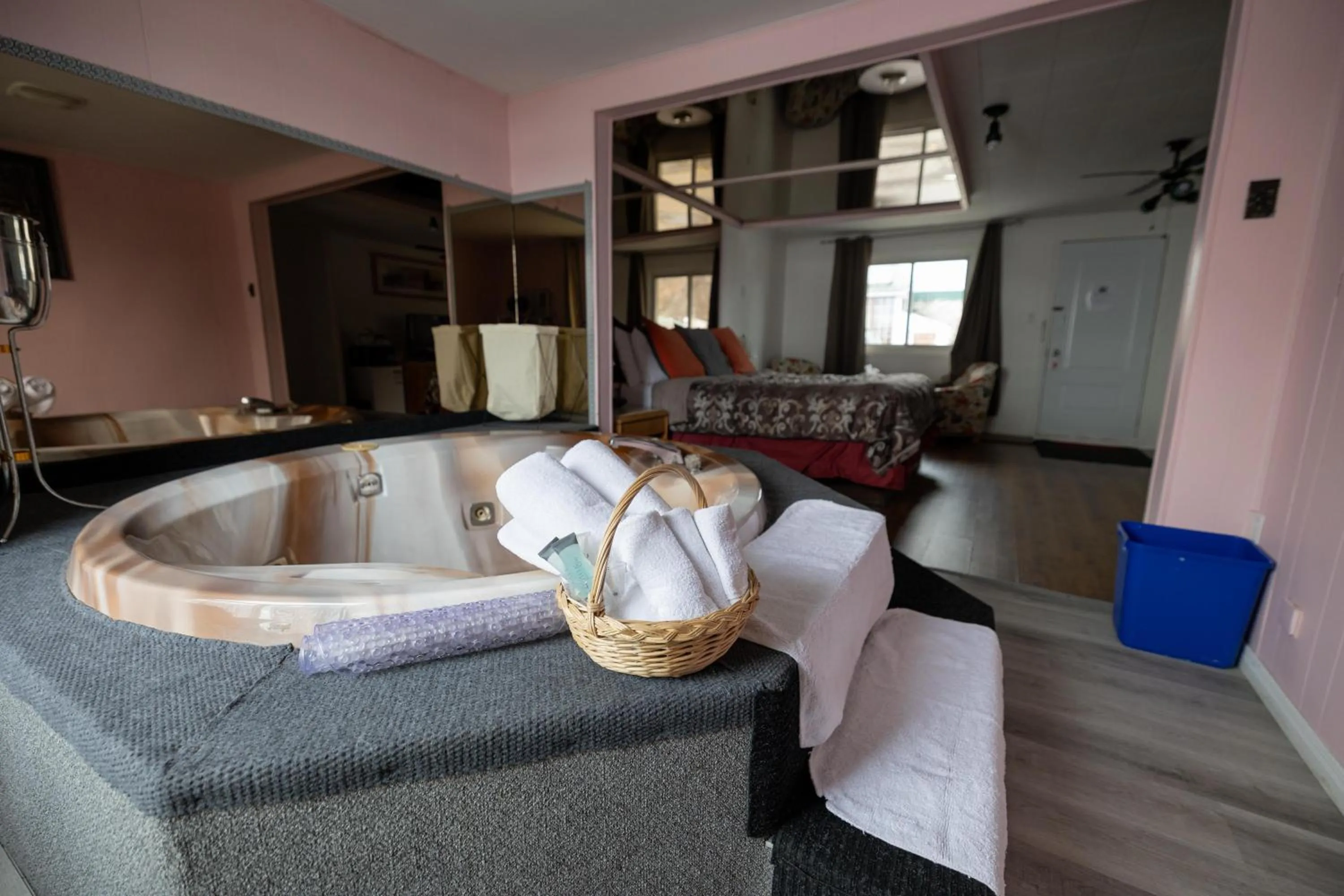 Photo of the whole room, Bed in Motel Deblois