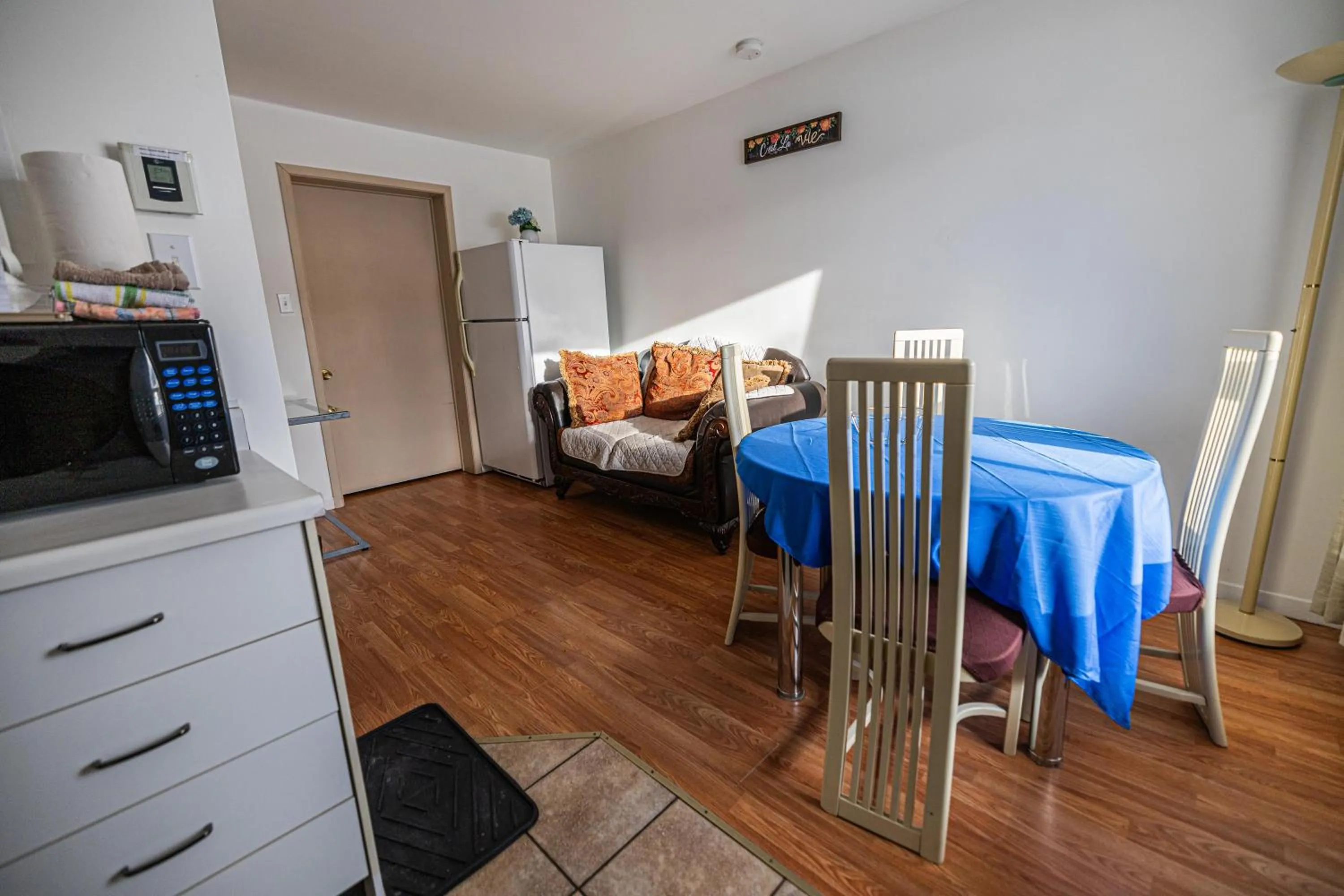 Seating area, Bed in Motel Deblois