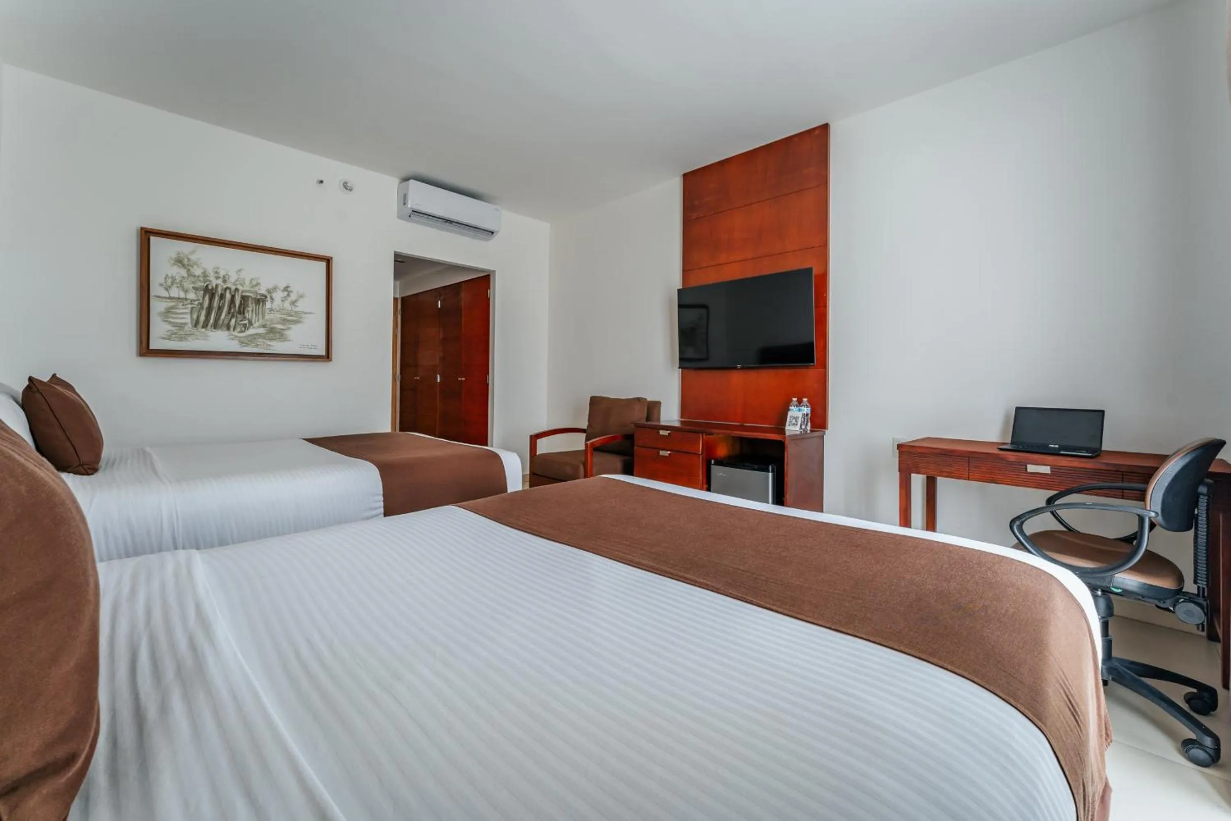 Photo of the whole room, Bed in Hotel La Venta Inn Villahermosa