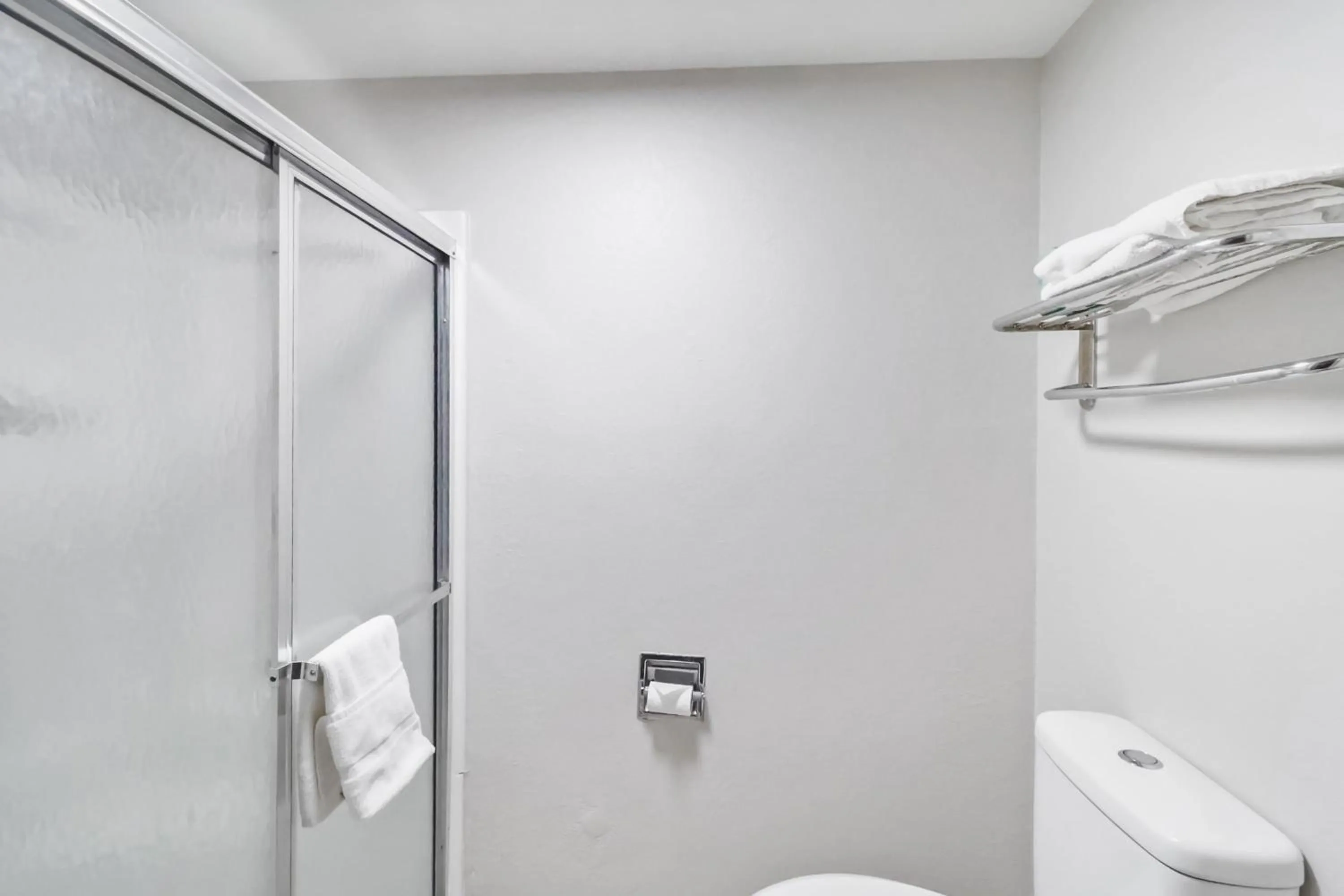 Bathroom in Red Roof Inn & Suites Fayetteville-Fort Bragg