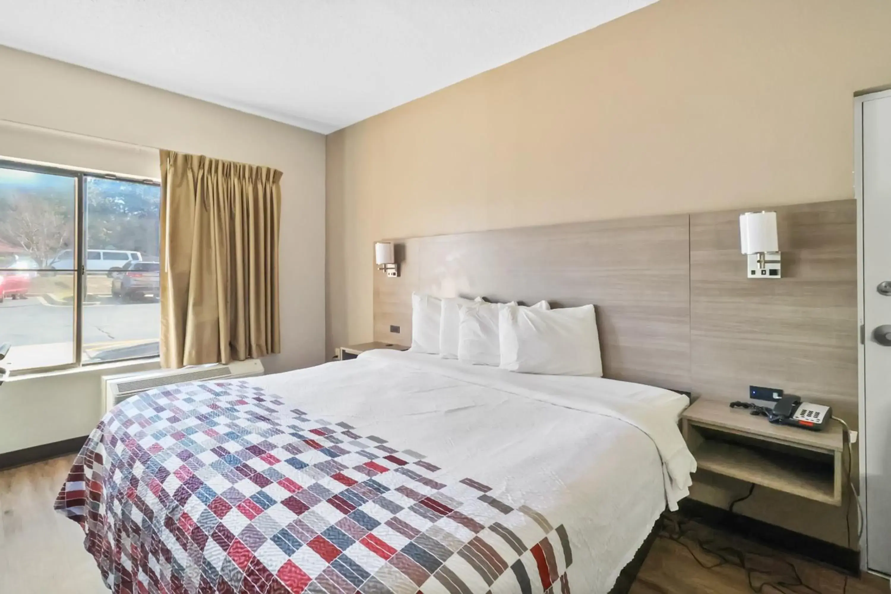 Deluxe King Room Disability Access Roll-ln Shower Non-Smoking in Red Roof Inn & Suites Fayetteville-Fort Bragg Deluxe King Room Disability Access Roll-ln Shower Non-Smoking in Red Roof Inn & Suites Fayetteville-Fort Bragg