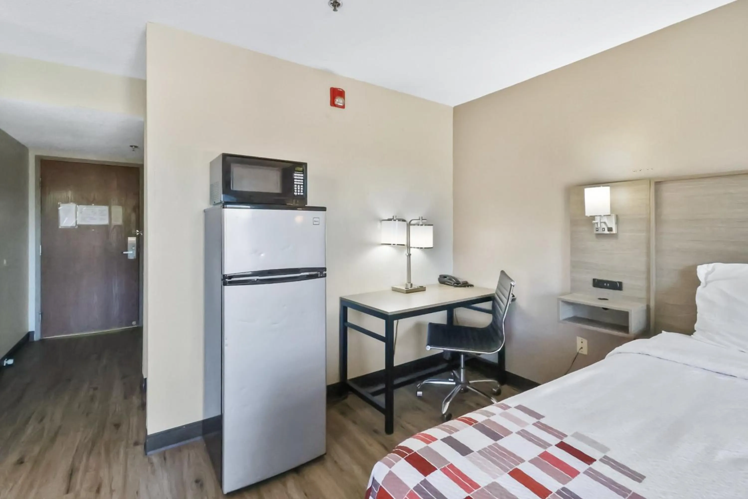 Bedroom, Bed in Red Roof Inn & Suites Fayetteville-Fort Bragg