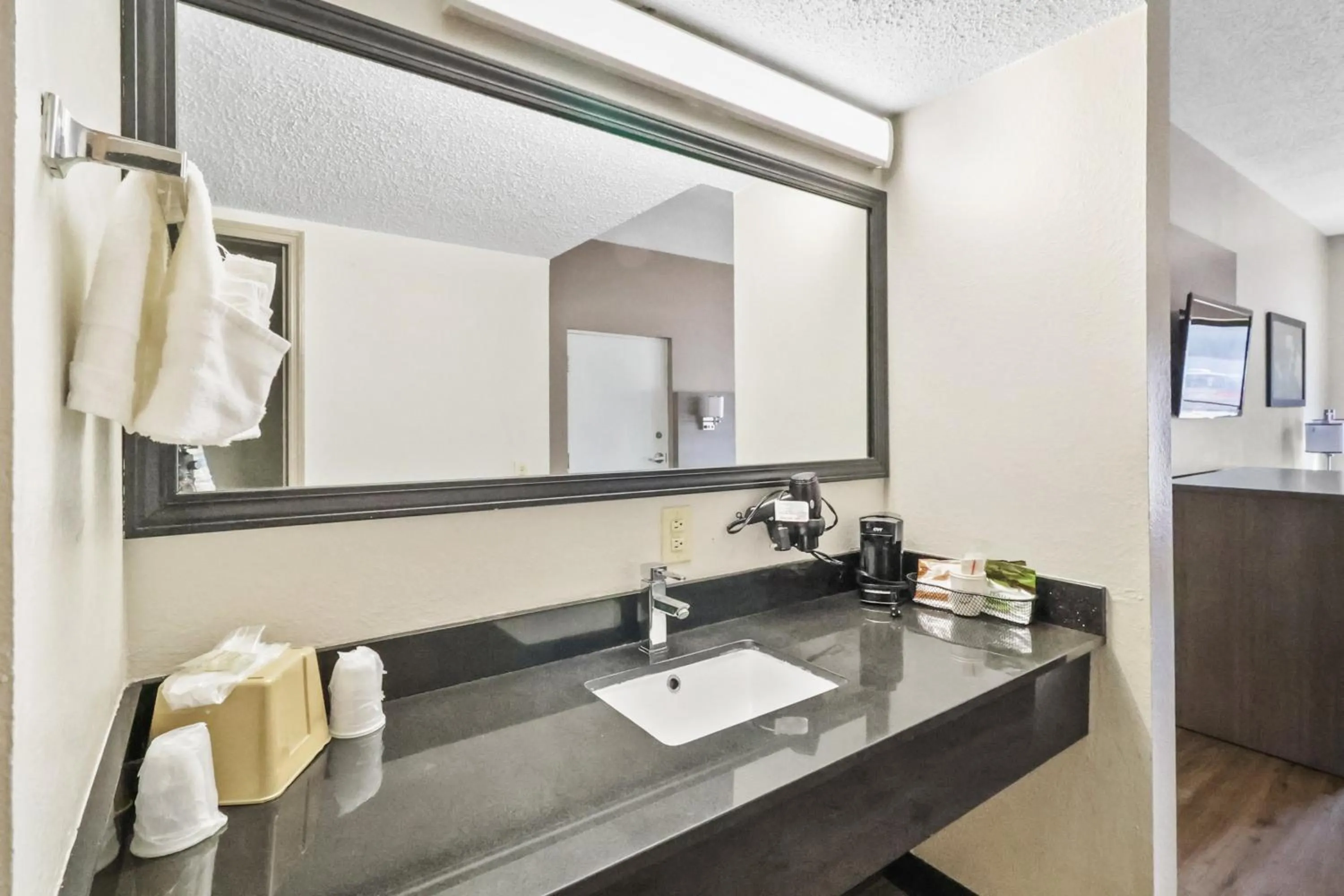 Bathroom in Red Roof Inn & Suites Fayetteville-Fort Bragg