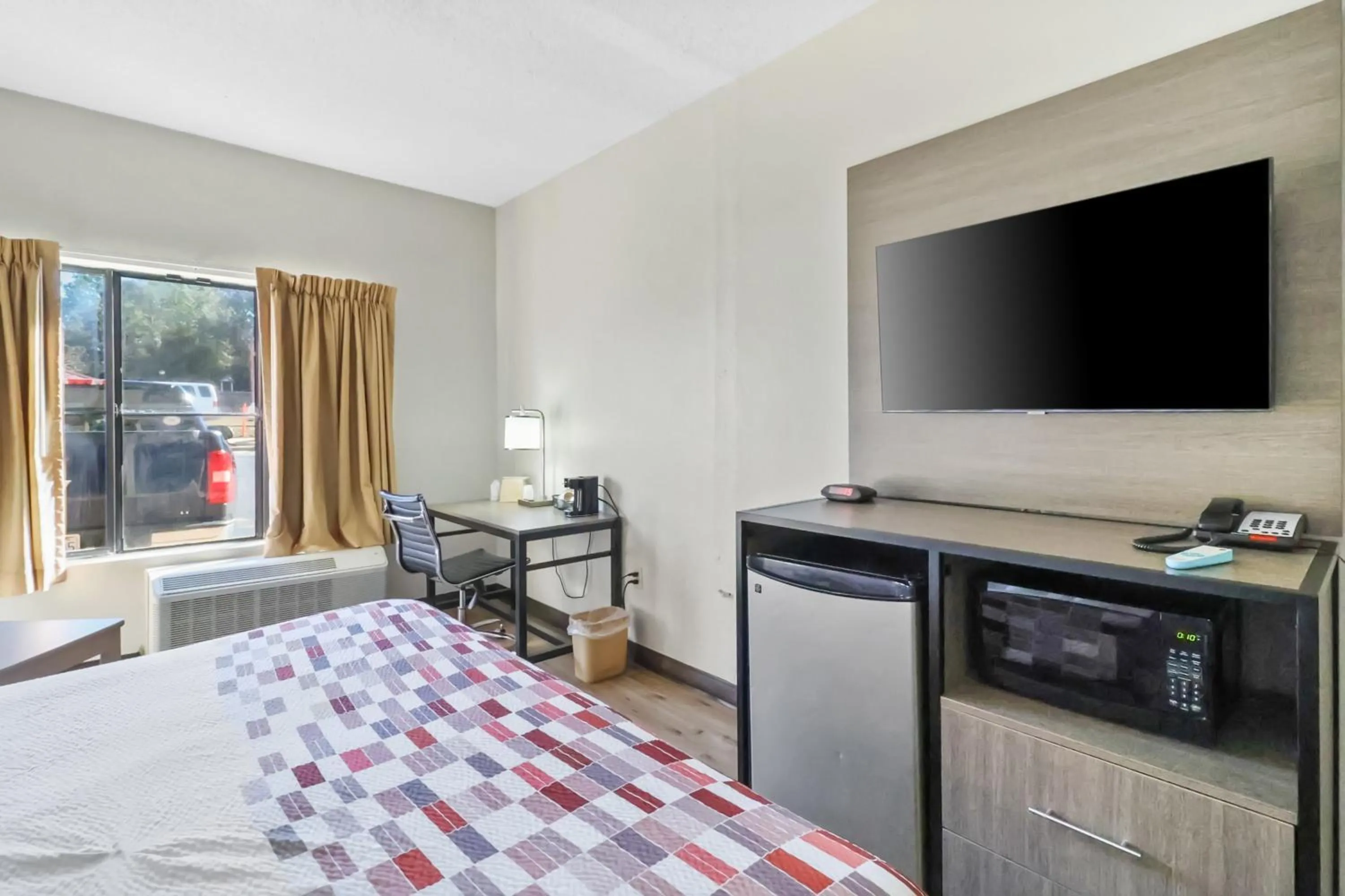 Bedroom, Bed in Red Roof Inn & Suites Fayetteville-Fort Bragg