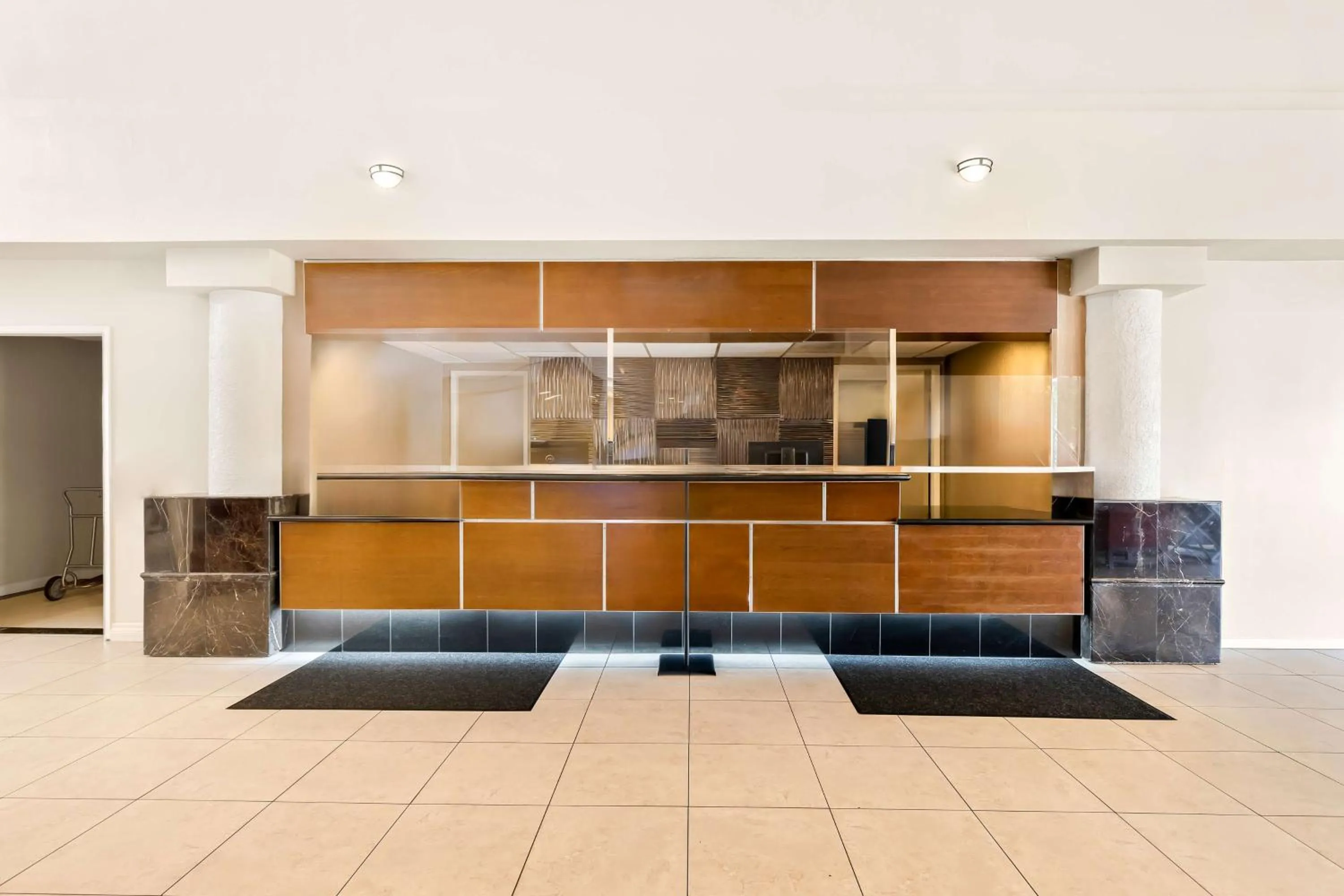Lobby or reception in Best Western Plus Irvine Spectrum Hotel