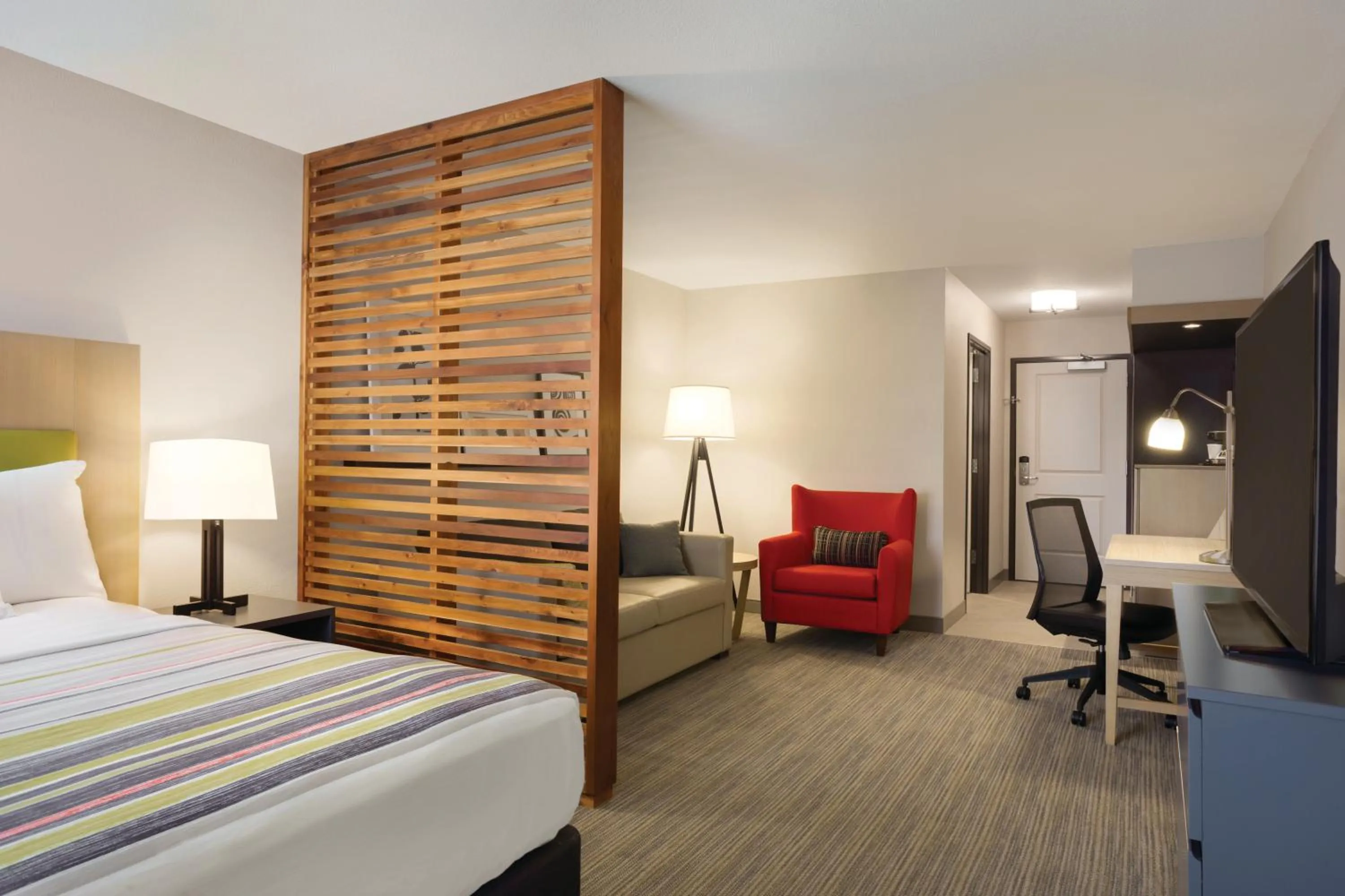 TV and multimedia, Bed in Country Inn & Suites by Radisson, Lawrence, KS