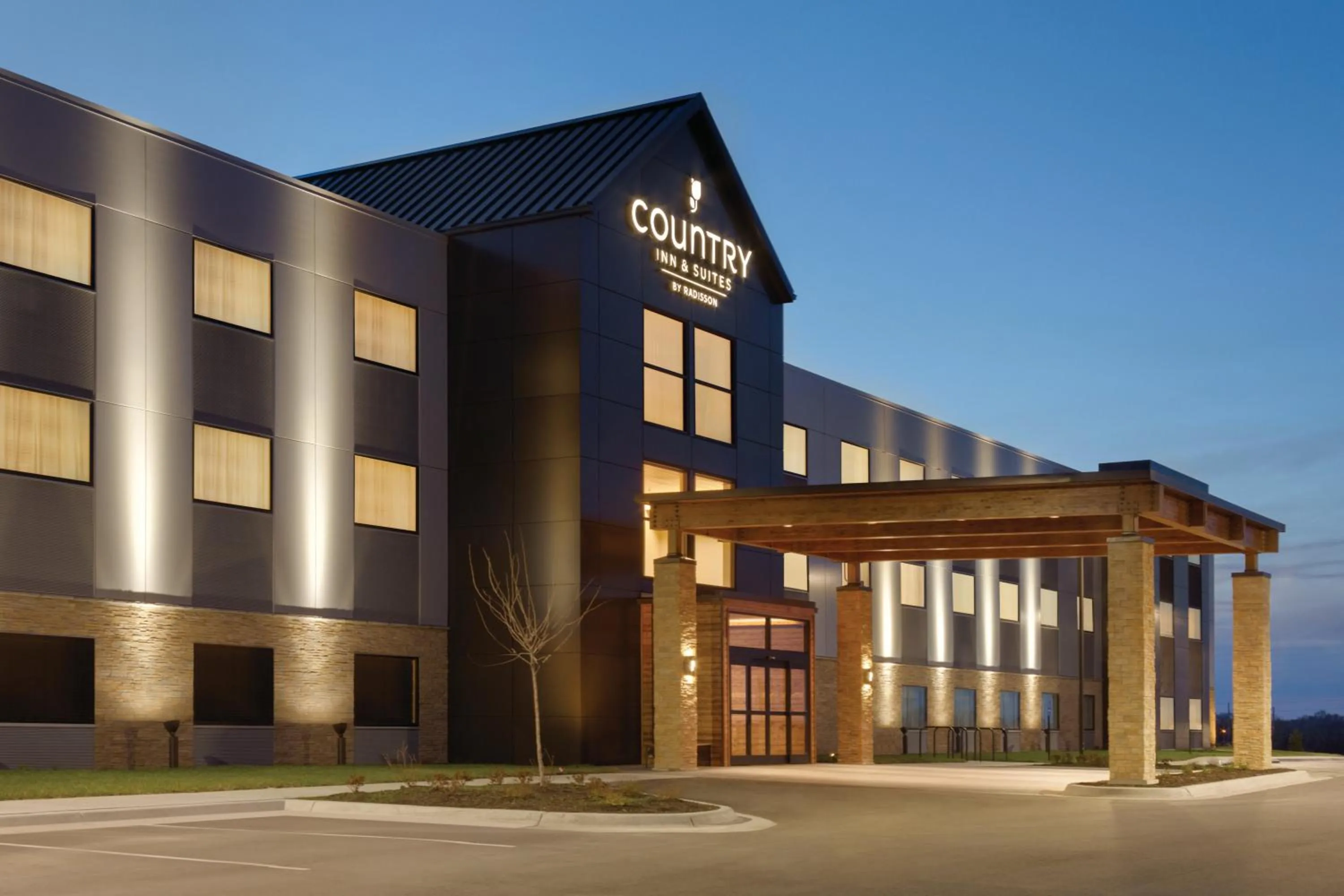 Property building in Country Inn & Suites by Radisson, Lawrence, KS